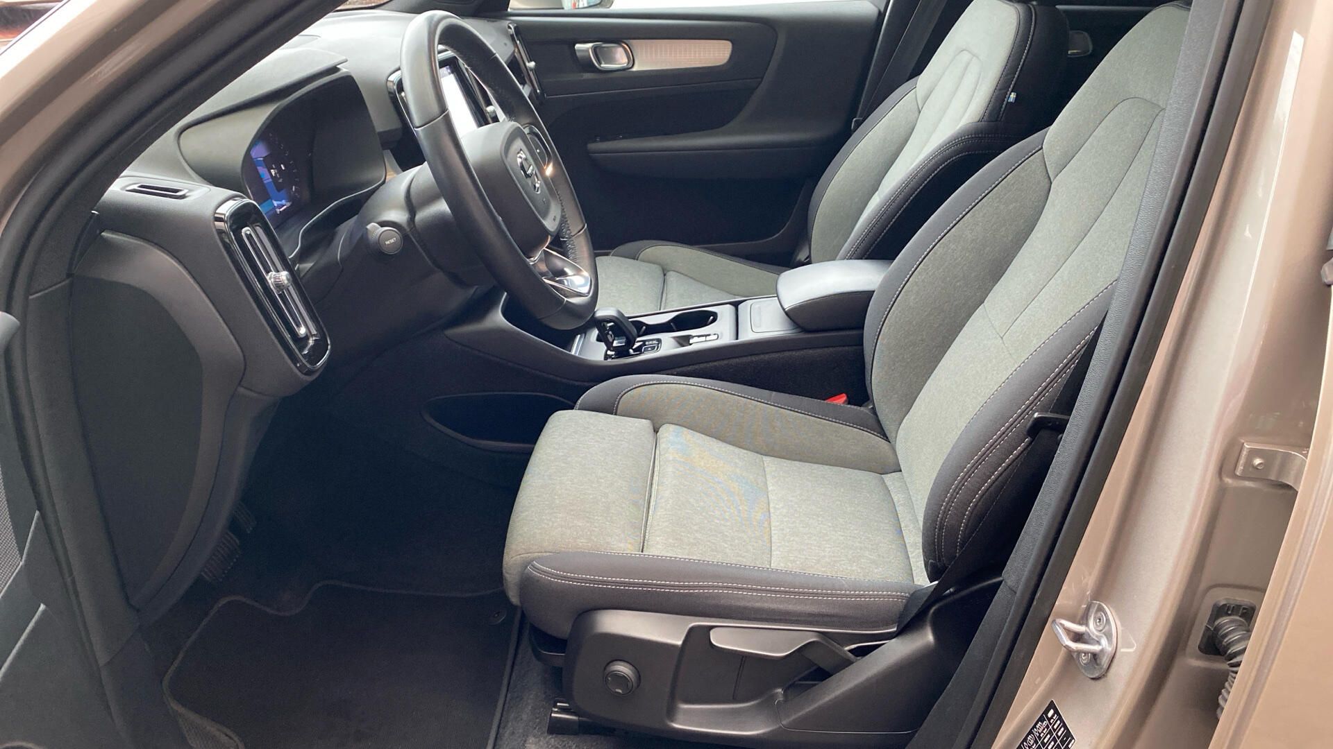 Volvo XC40, CORE, B4 AWD, 145+10 kW / 197+ - fotka 5