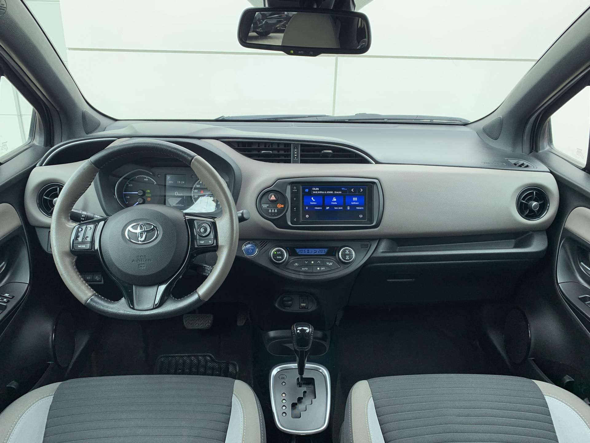 Toyota Yaris, SELECTION 1.5 HYBRID 74kW AT - fotka 2