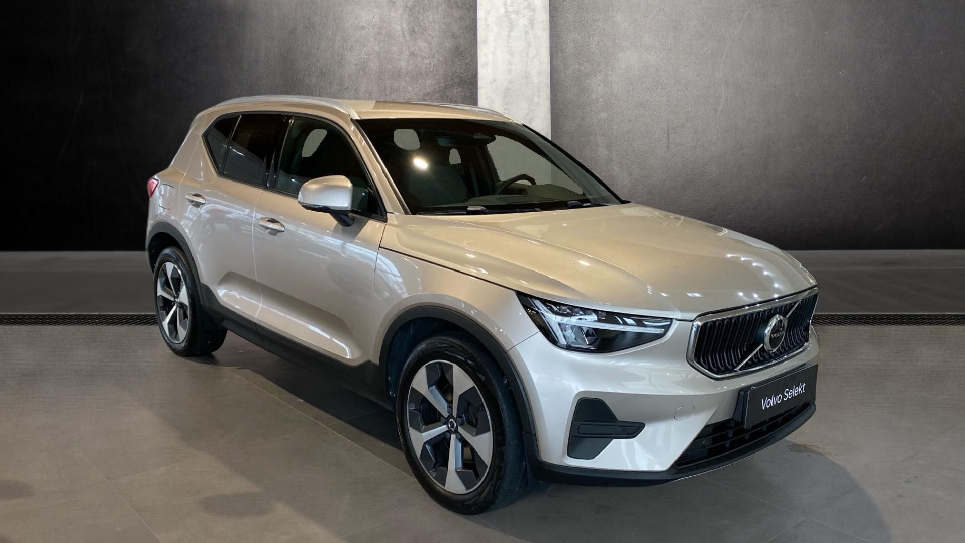 Volvo XC40, CORE, B4 AWD, 145+10 kW / 197+