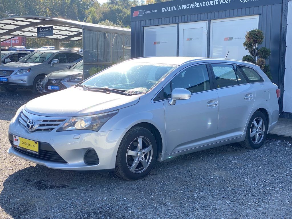 Toyota Avensis, 1.6i, ČR, manual, 2x kola - fotka 4