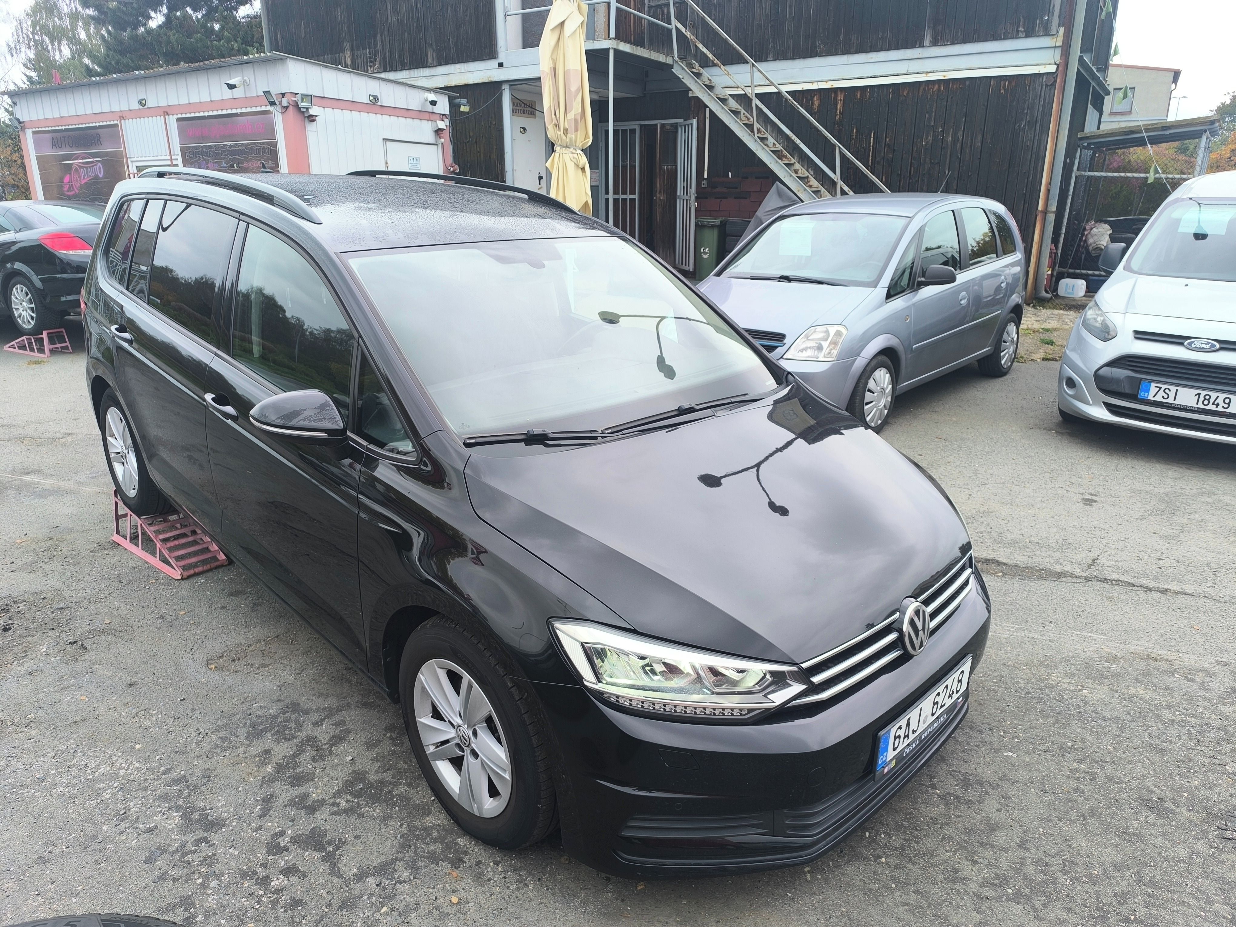 Volkswagen Touran, 1.6 TDi 7míst,Navi,Webasto,LED - fotka 4