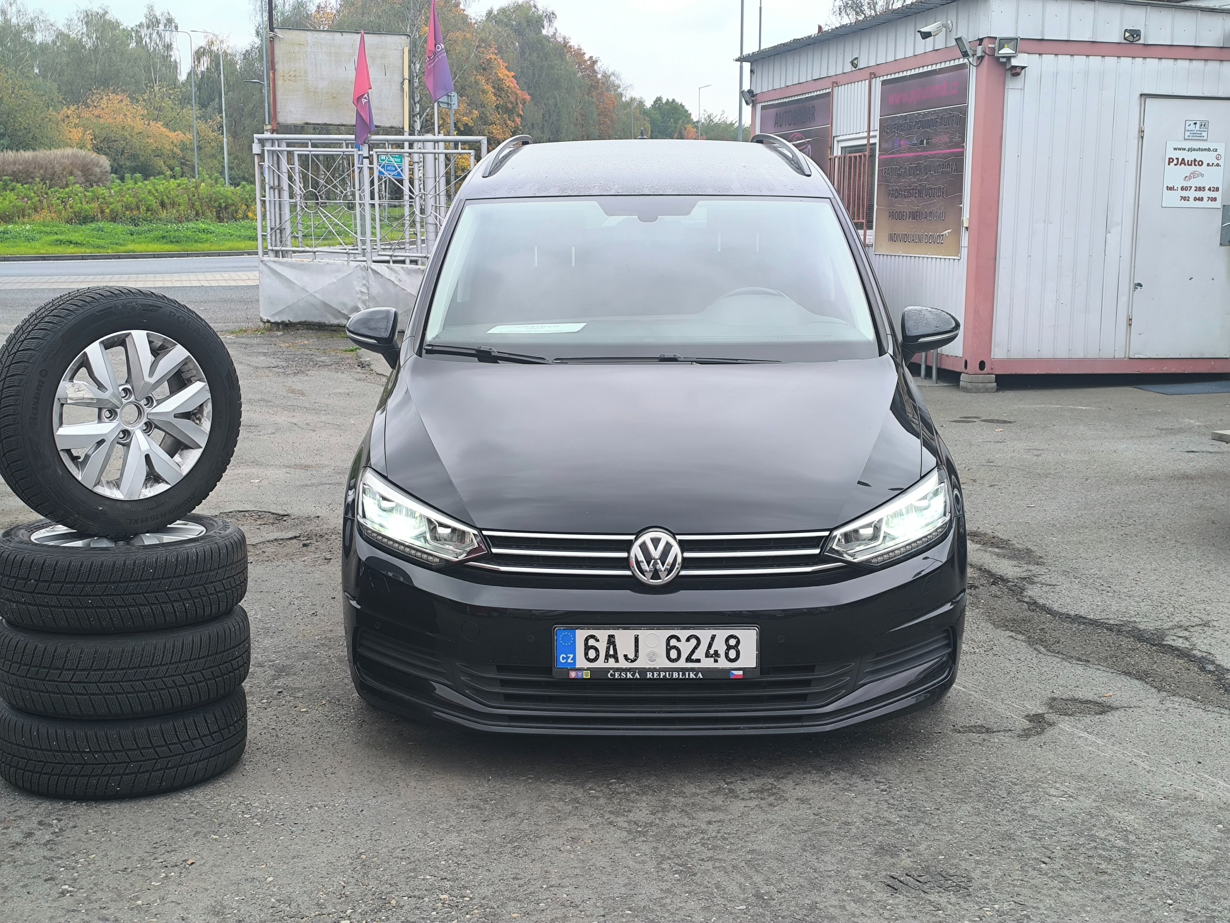 Volkswagen Touran, 1.6 TDi 7míst,Navi,Webasto,LED - fotka 2