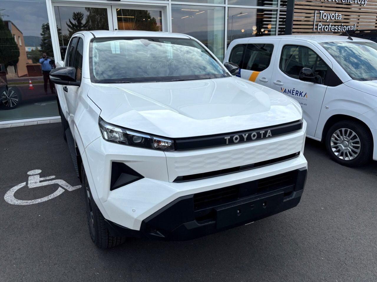 Toyota Hilux, Live BEV 4x4