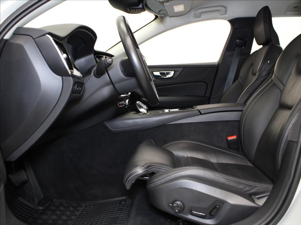 Volvo V60, 2,0 T8 AWD Recharge Insc.Vent. - fotka 6