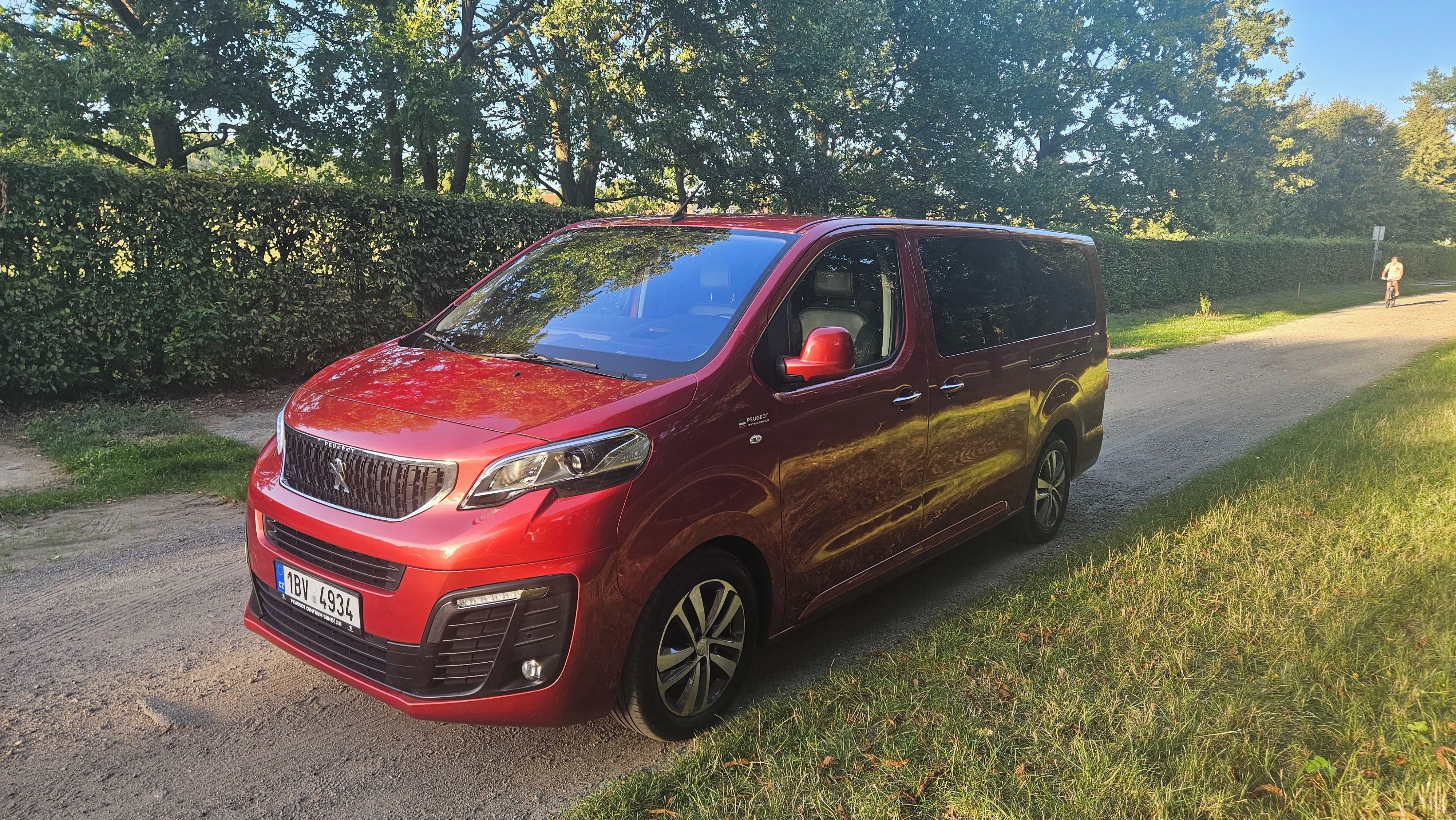 Peugeot Traveller, největší verze XL+,  8 míst - fotka 3