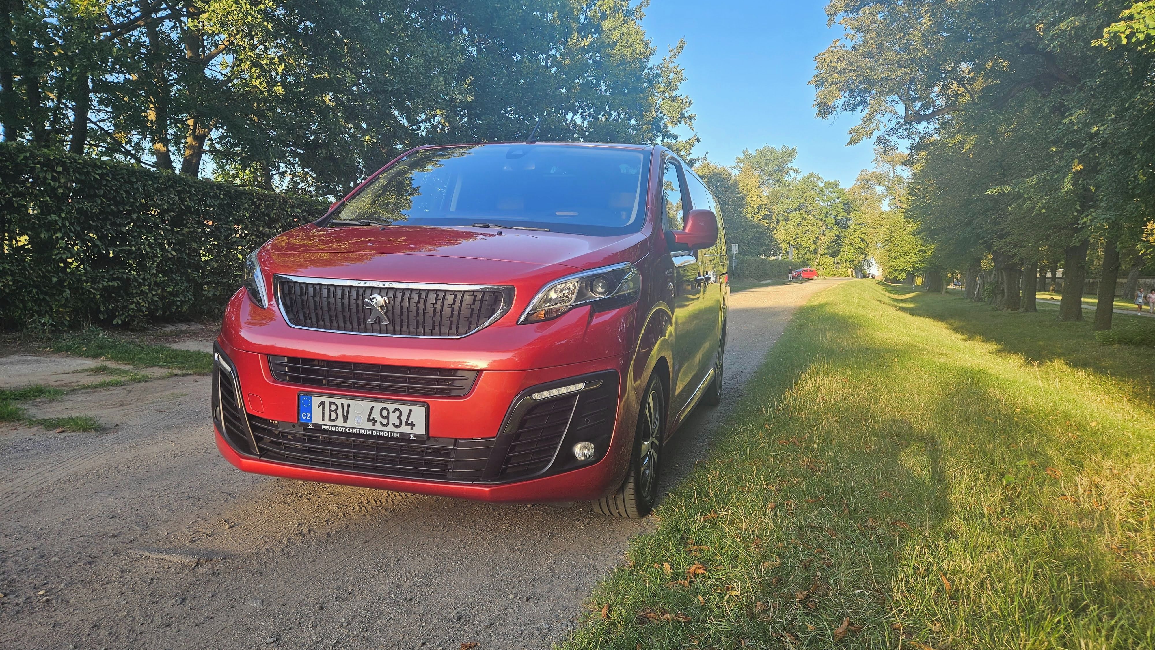 Peugeot Traveller, největší verze XL+,  8 míst - fotka 6