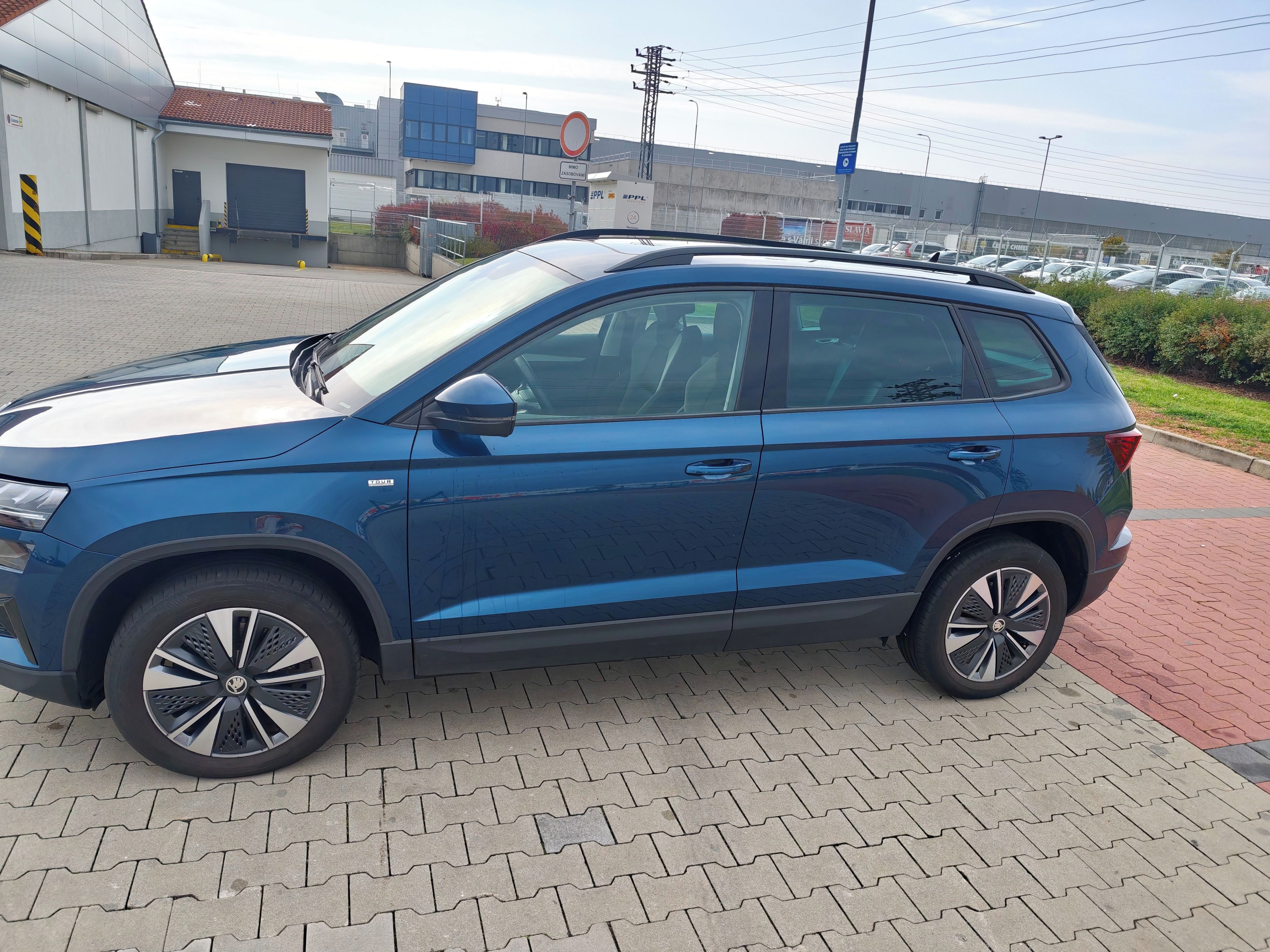 Škoda Karoq, Výbava Tour, panorama, tažné - fotka 2