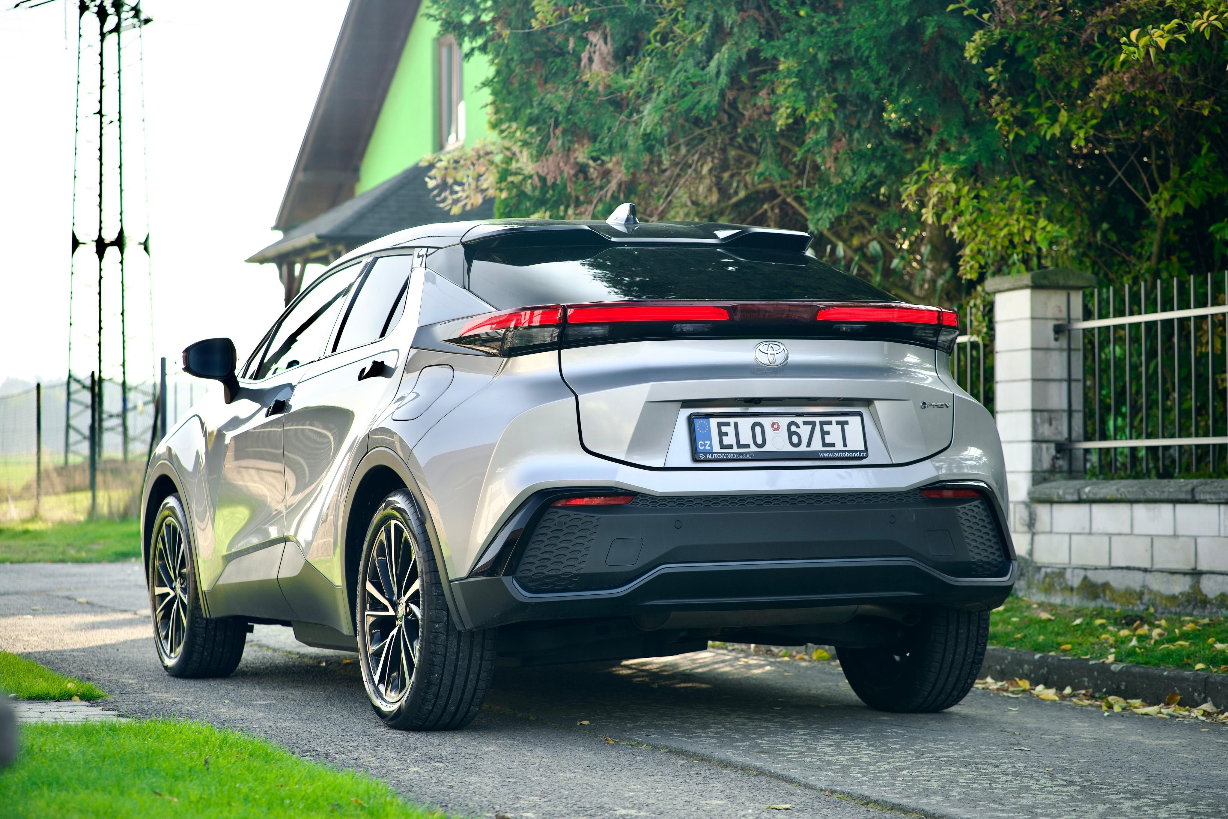 Toyota C-HR, 2.0 PHEV Executive +ZIMNÍ PNEU - fotka 4