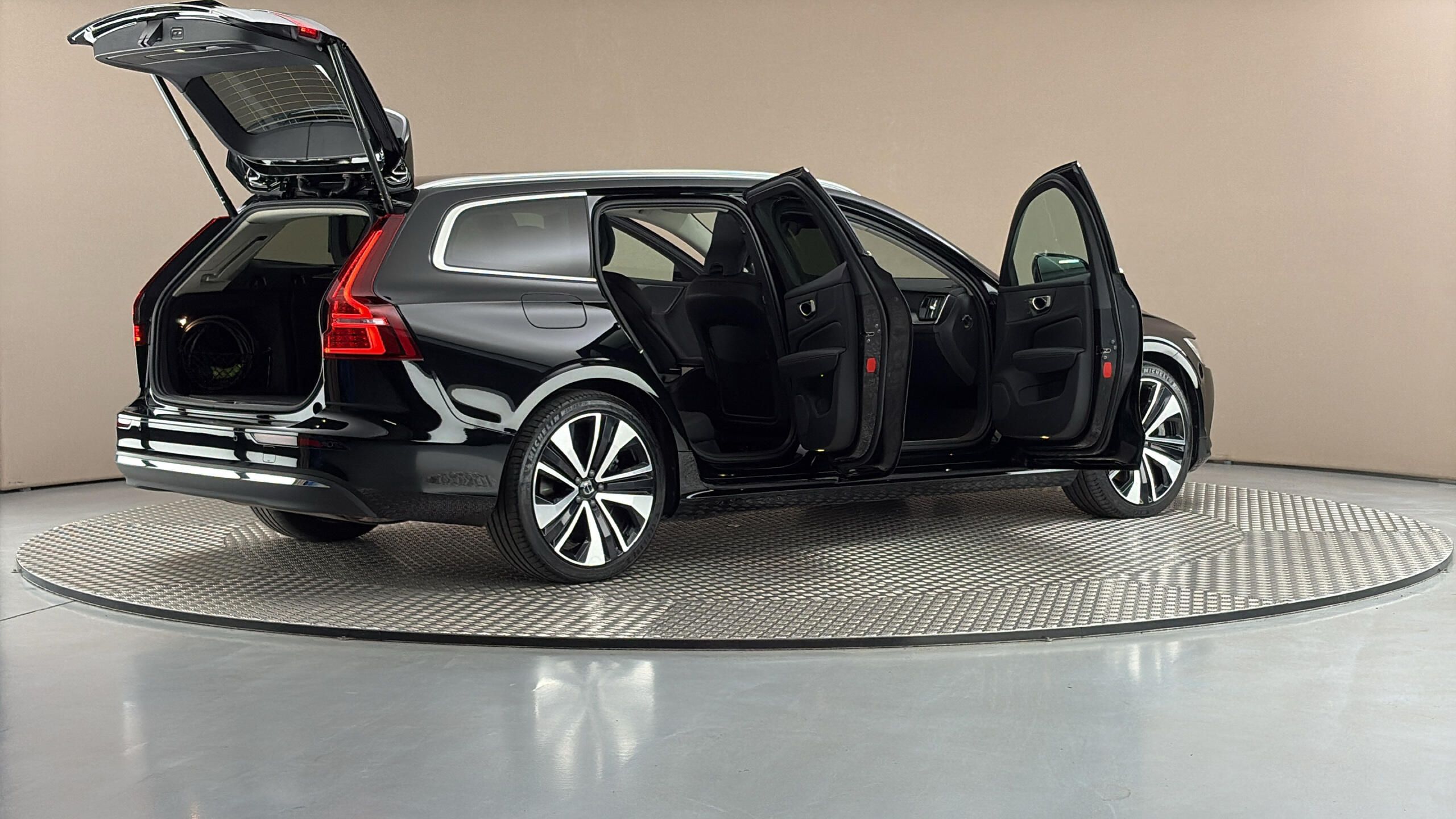 Volvo V60, 2.0 T6 AUT AWD Recharge Plus B - fotka 6