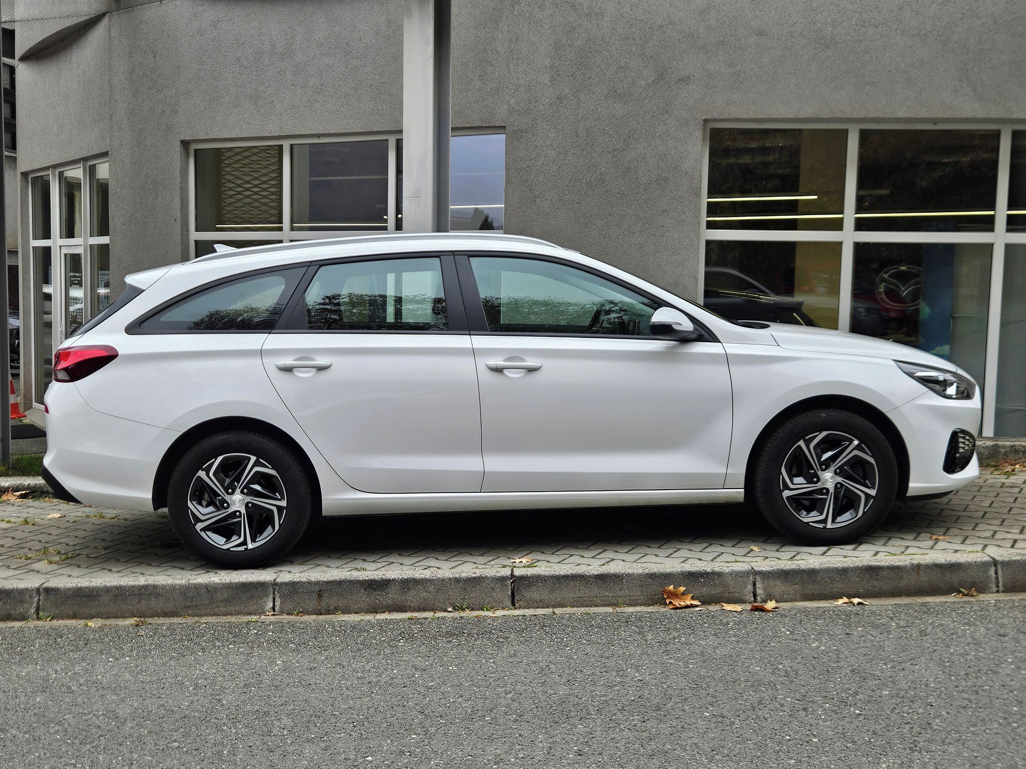 Hyundai i30, 1,5i, Comfort 16", 1.majitel - fotka 6