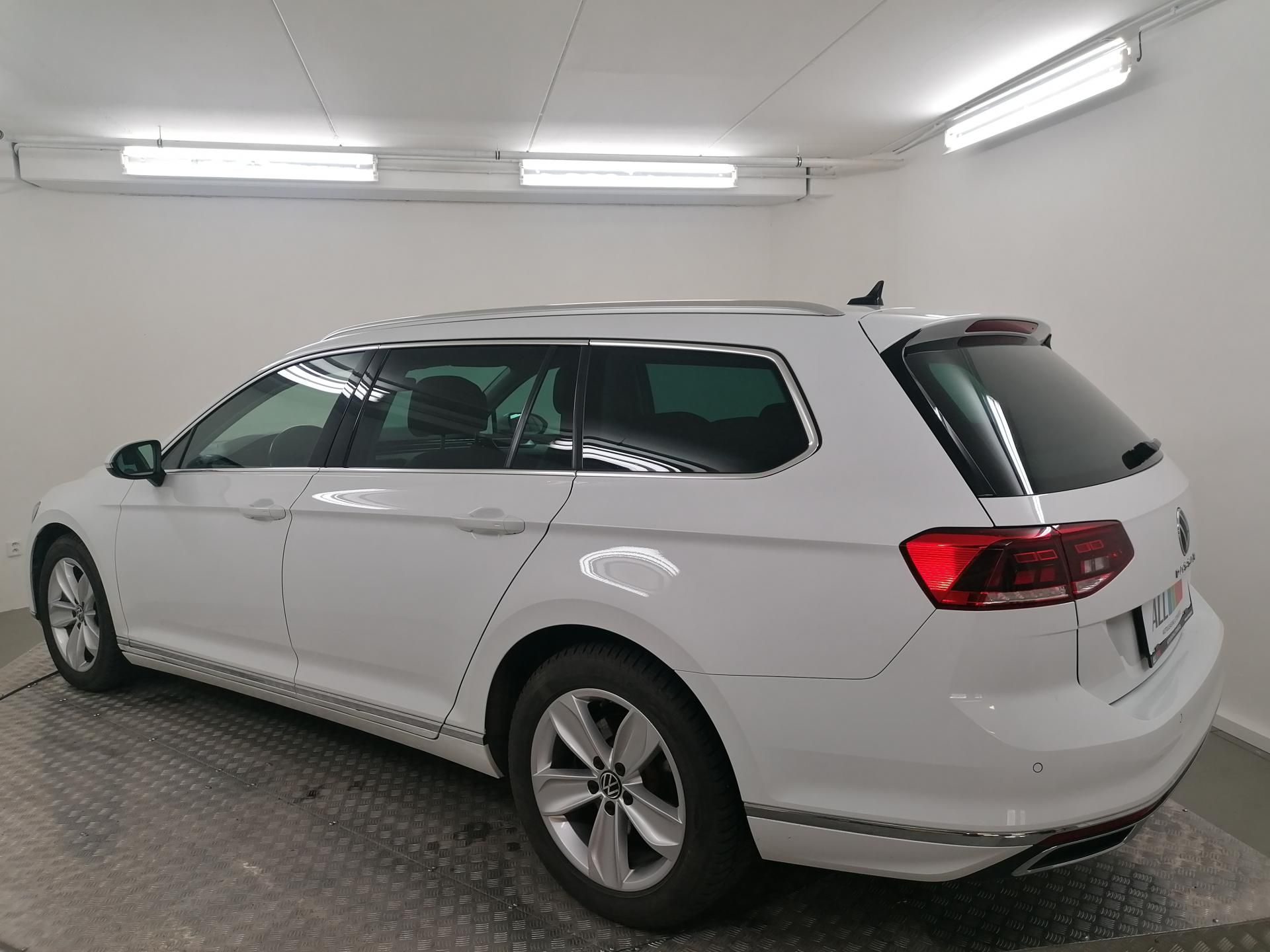 Volkswagen Passat, 2,0 TDI DSG ELEGANCE,1.MAJ.ČR - fotka 3