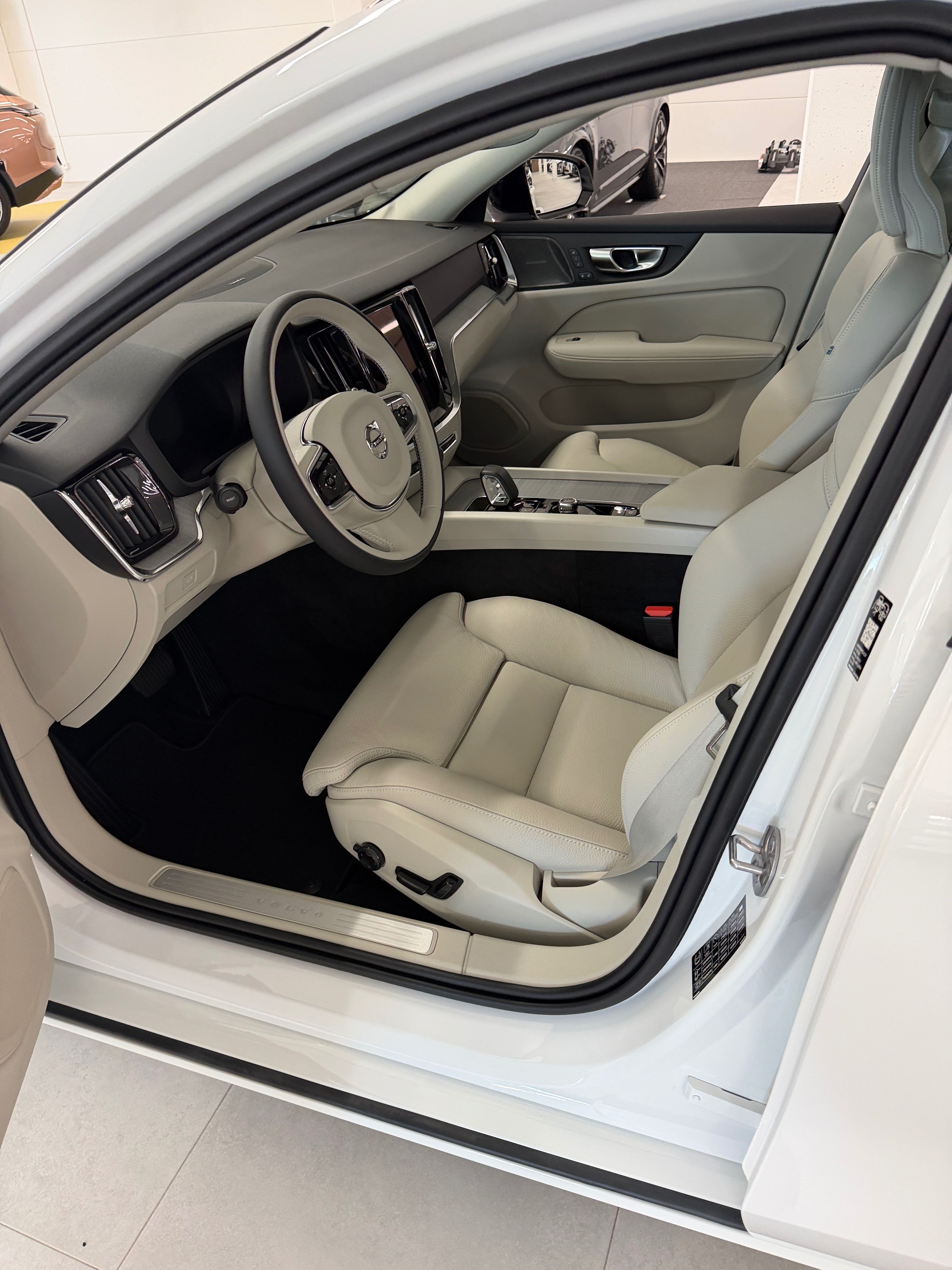 Volvo V60, B4, AUT, Dark Plus - fotka 4