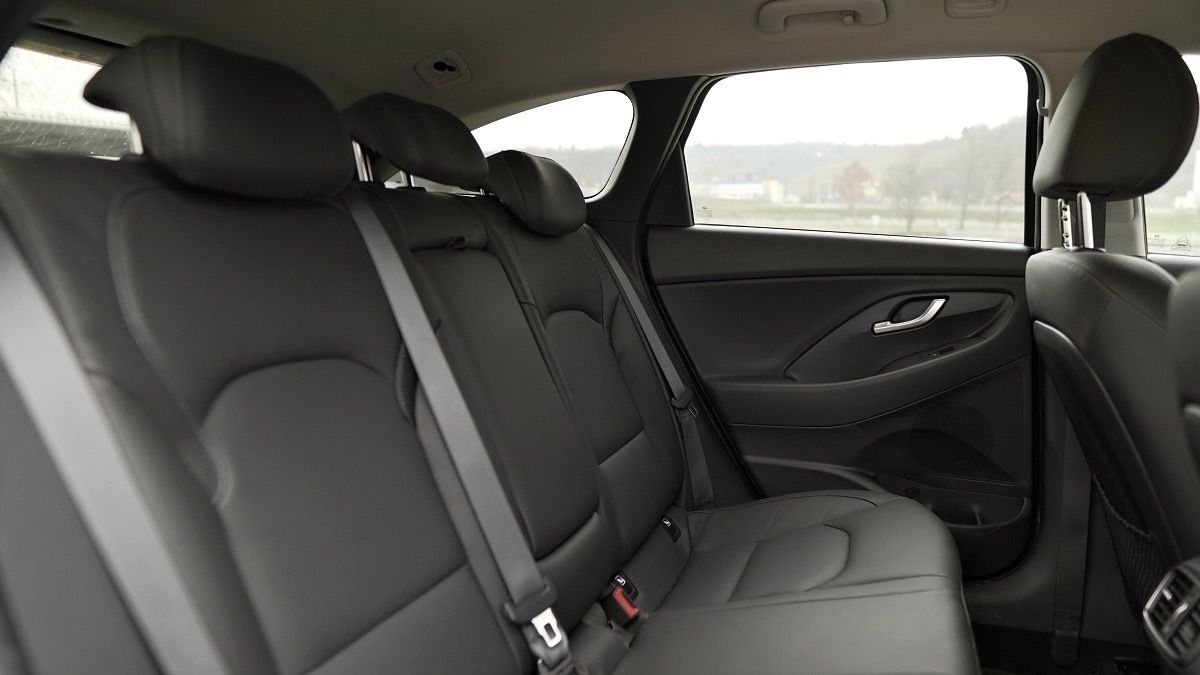 Hyundai i30, 1.6 CRDi 100 kW Style Premium - fotka 6