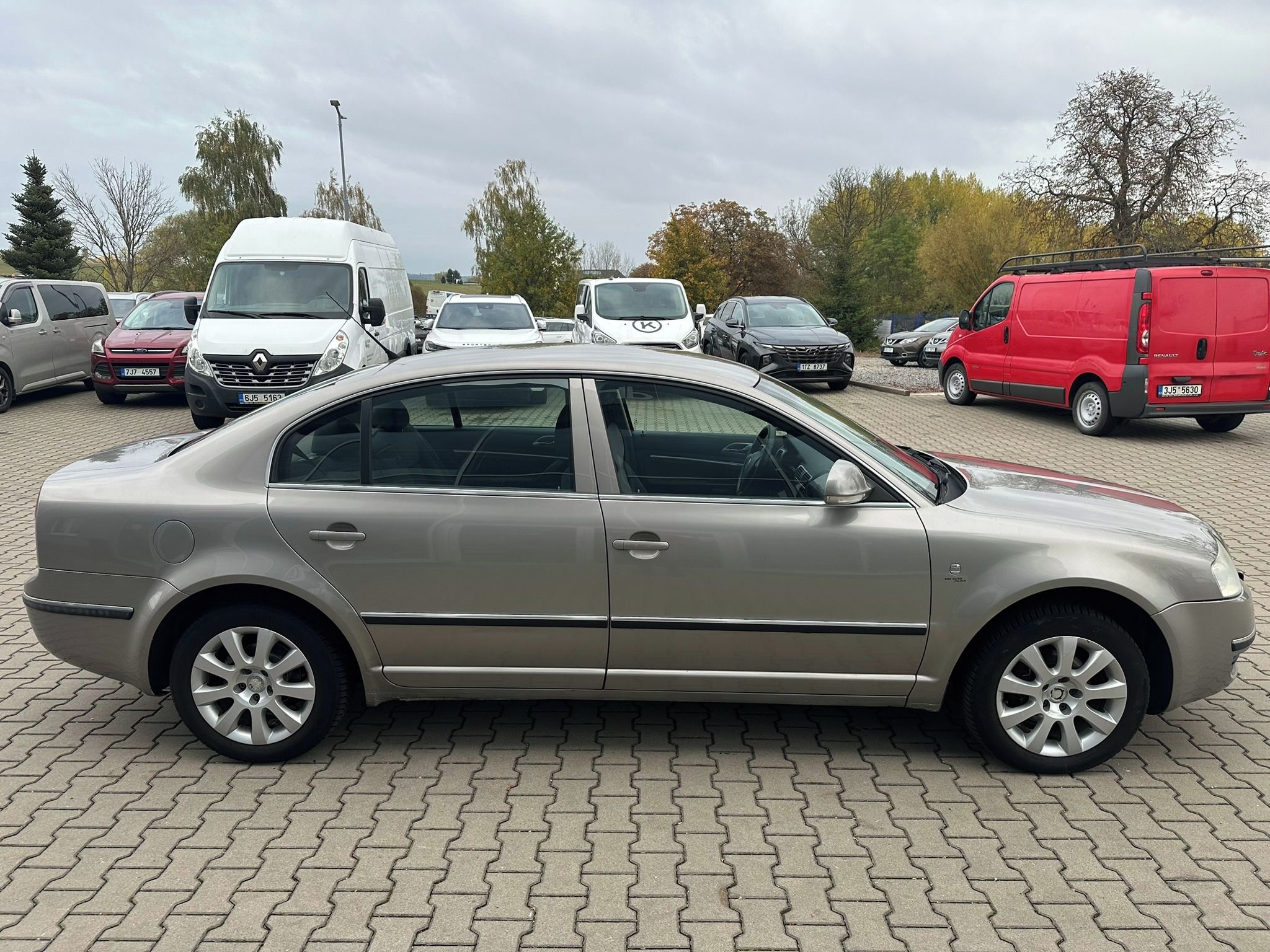 Škoda Superb, 2,0i 85kW - fotka 6