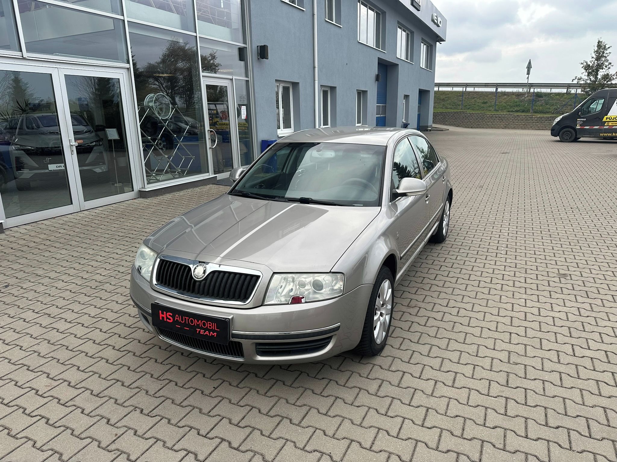 Škoda Superb, 2,0i 85kW - fotka 2