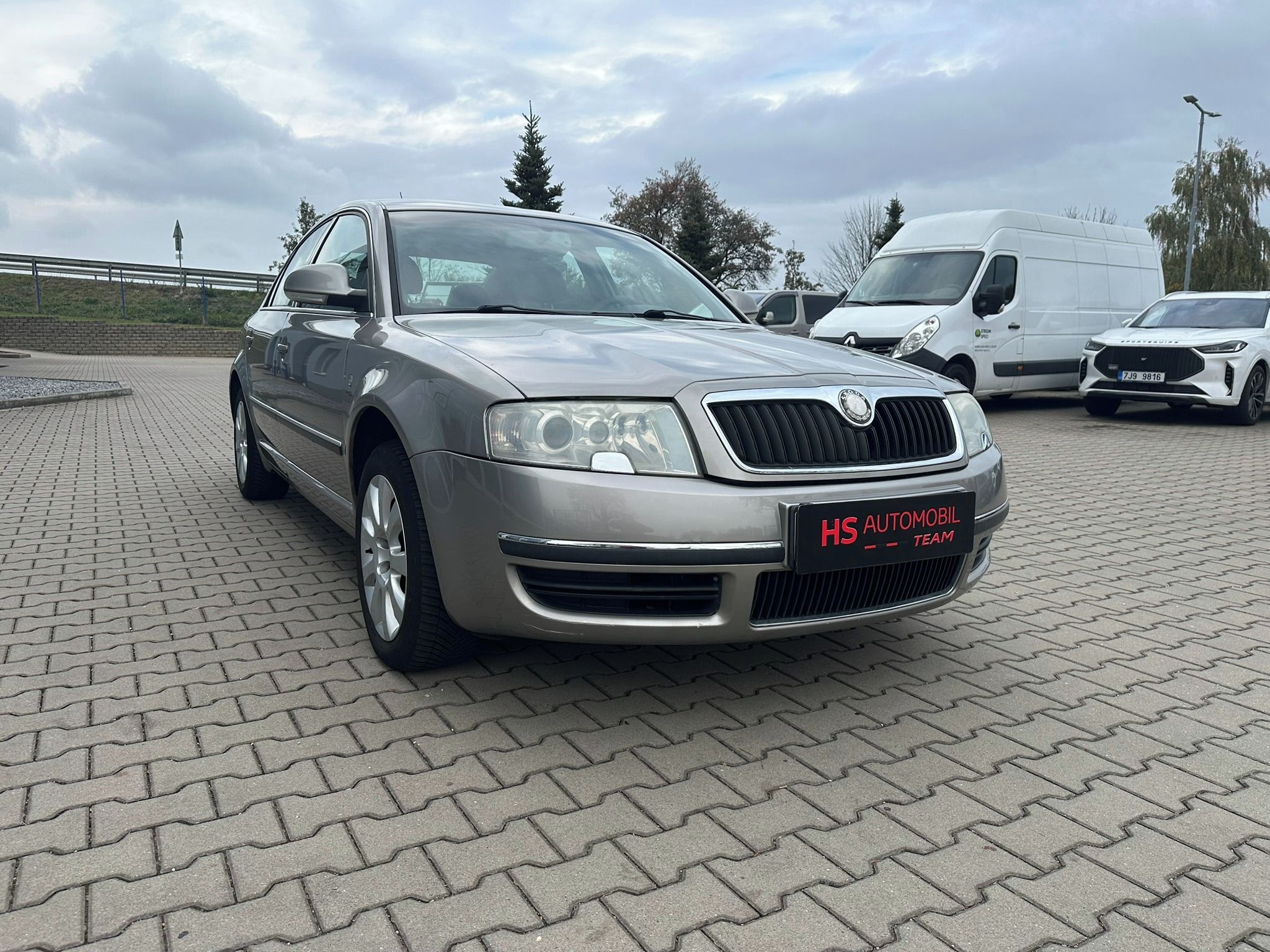 Škoda Superb, 2,0i 85kW - fotka 4