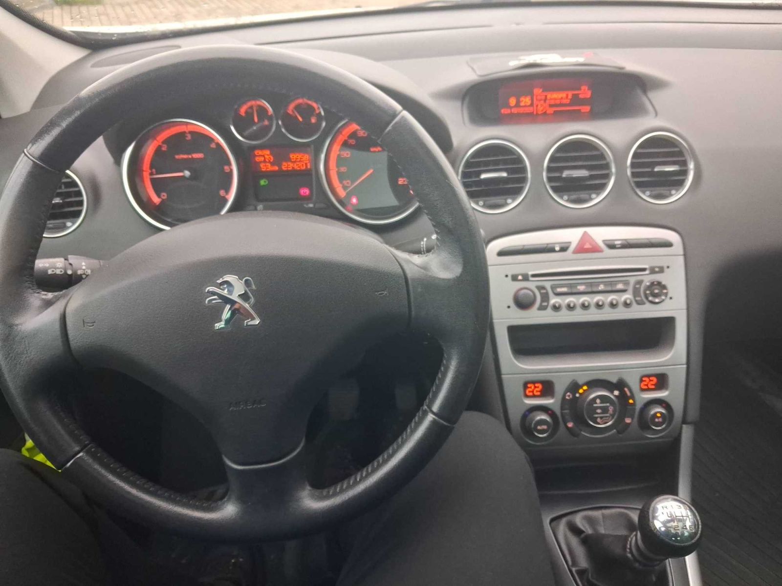 Peugeot 308, 1.6 HDi, 7 míst, po STK - fotka 3