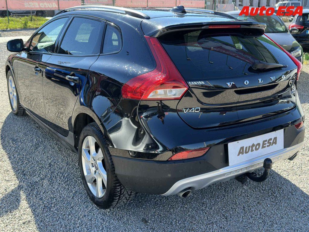 Volvo V40, 2.0 D3,2.maj,AT - fotka 6