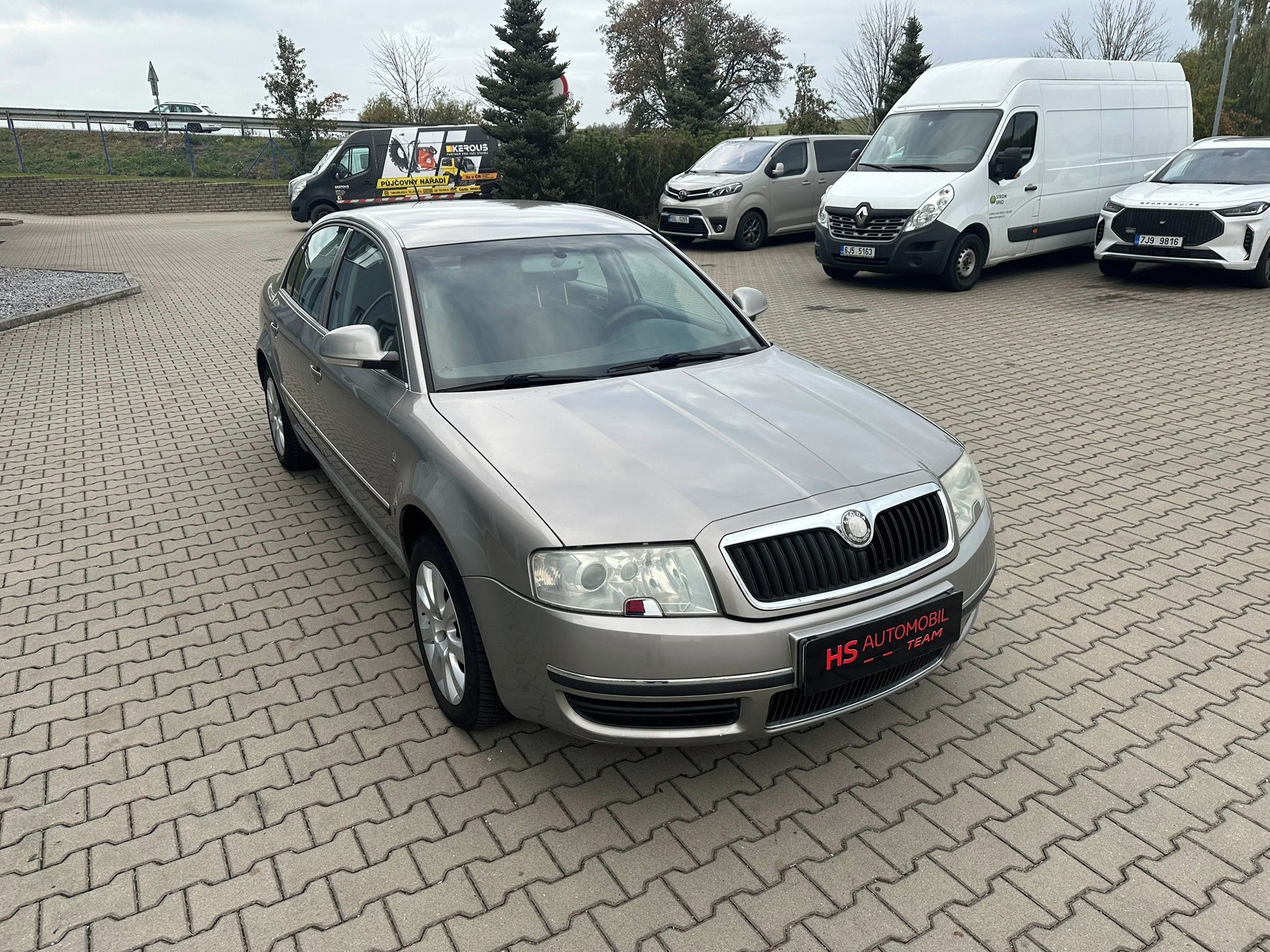 Škoda Superb, 2,0i 85kW - fotka 5