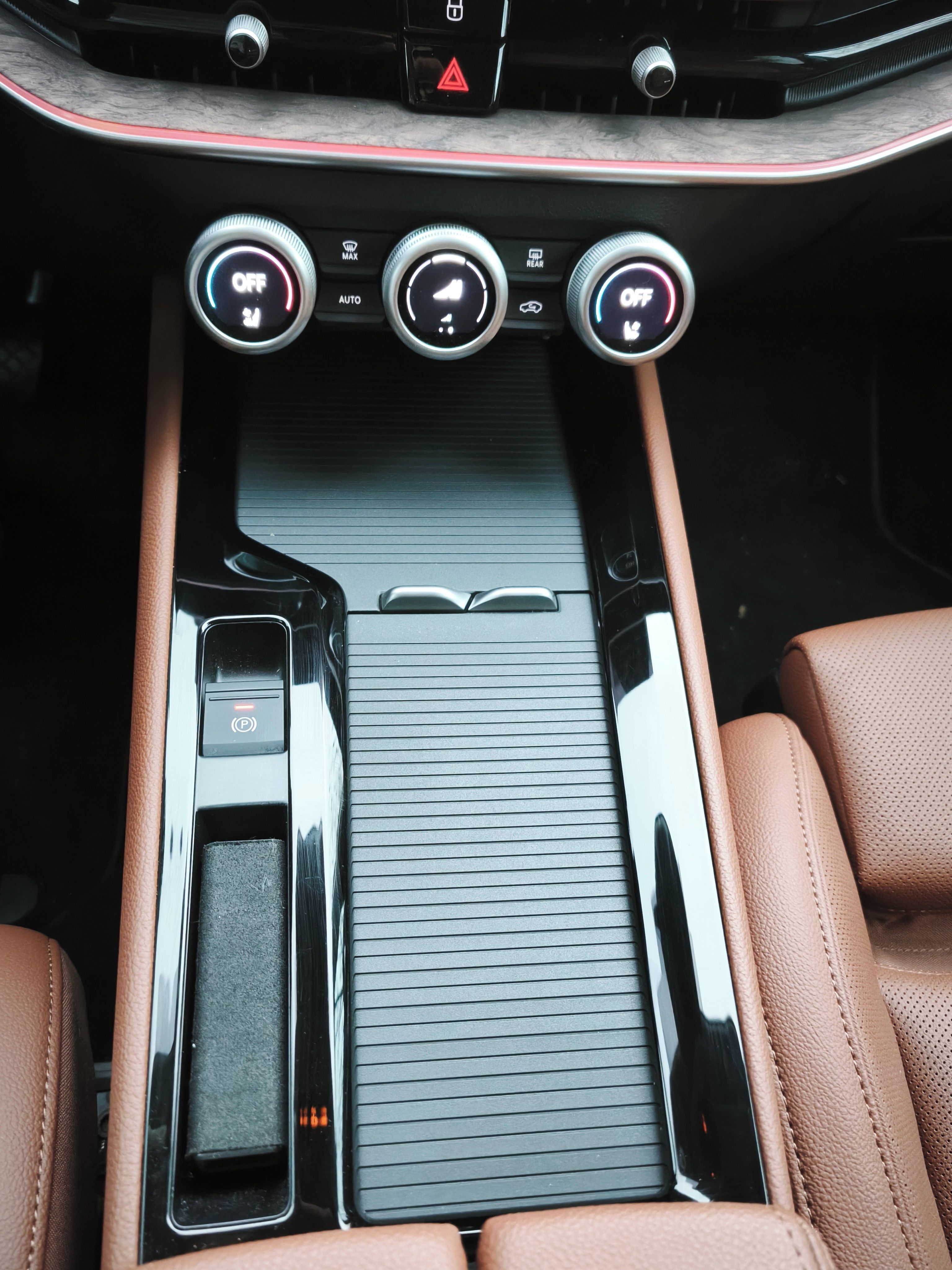 Škoda Superb, L&K 2025 závěs DPH 40tis km - fotka 6