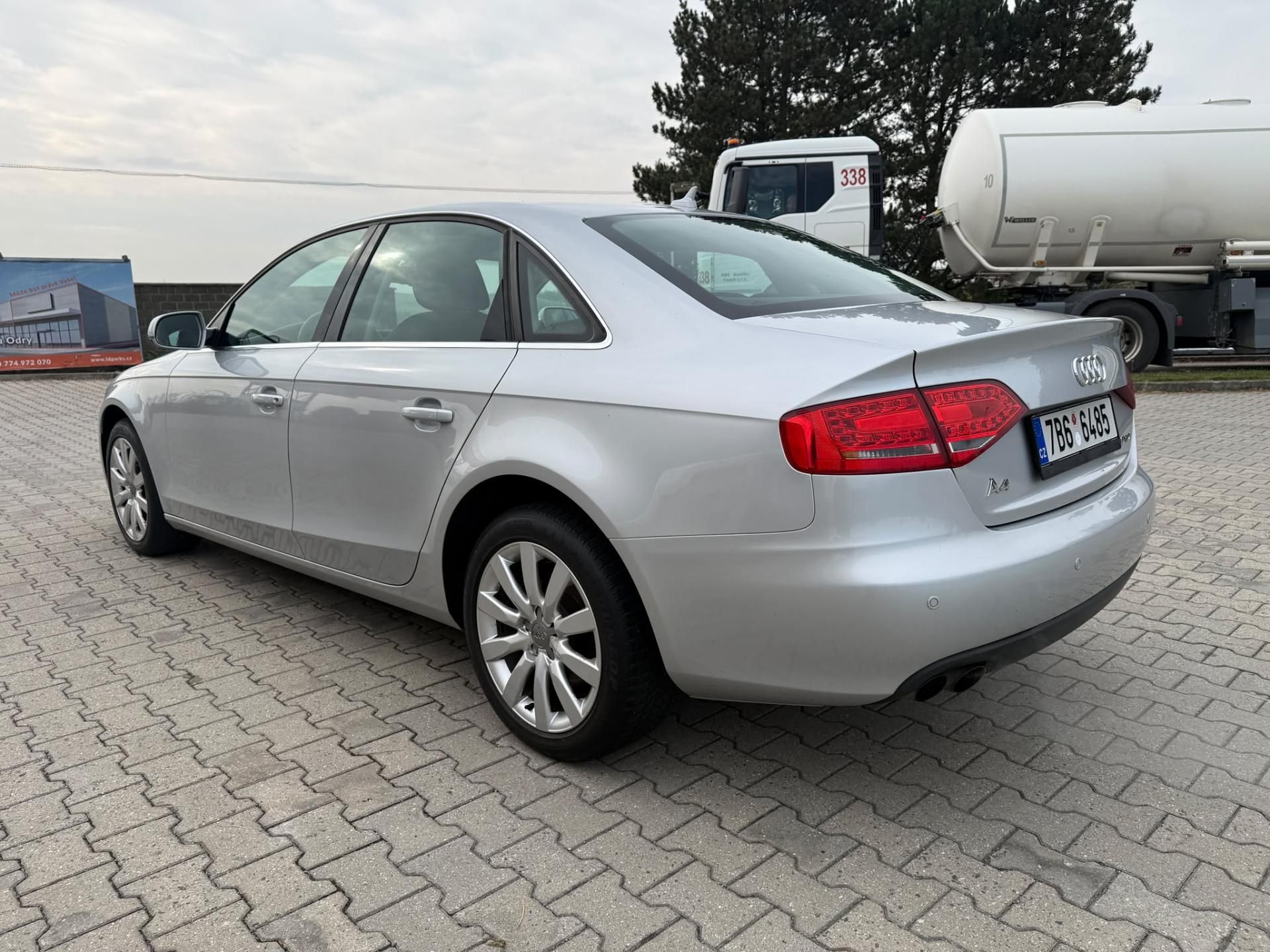 Audi A4, 2,0 TDI - fotka 5