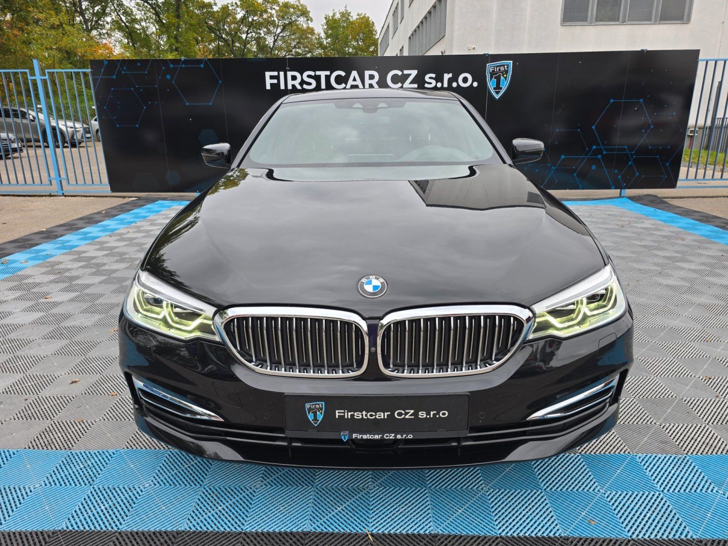 BMW Řada 5, 530d xDrive/ČR/2.MAJ/LUXURY - fotka 2