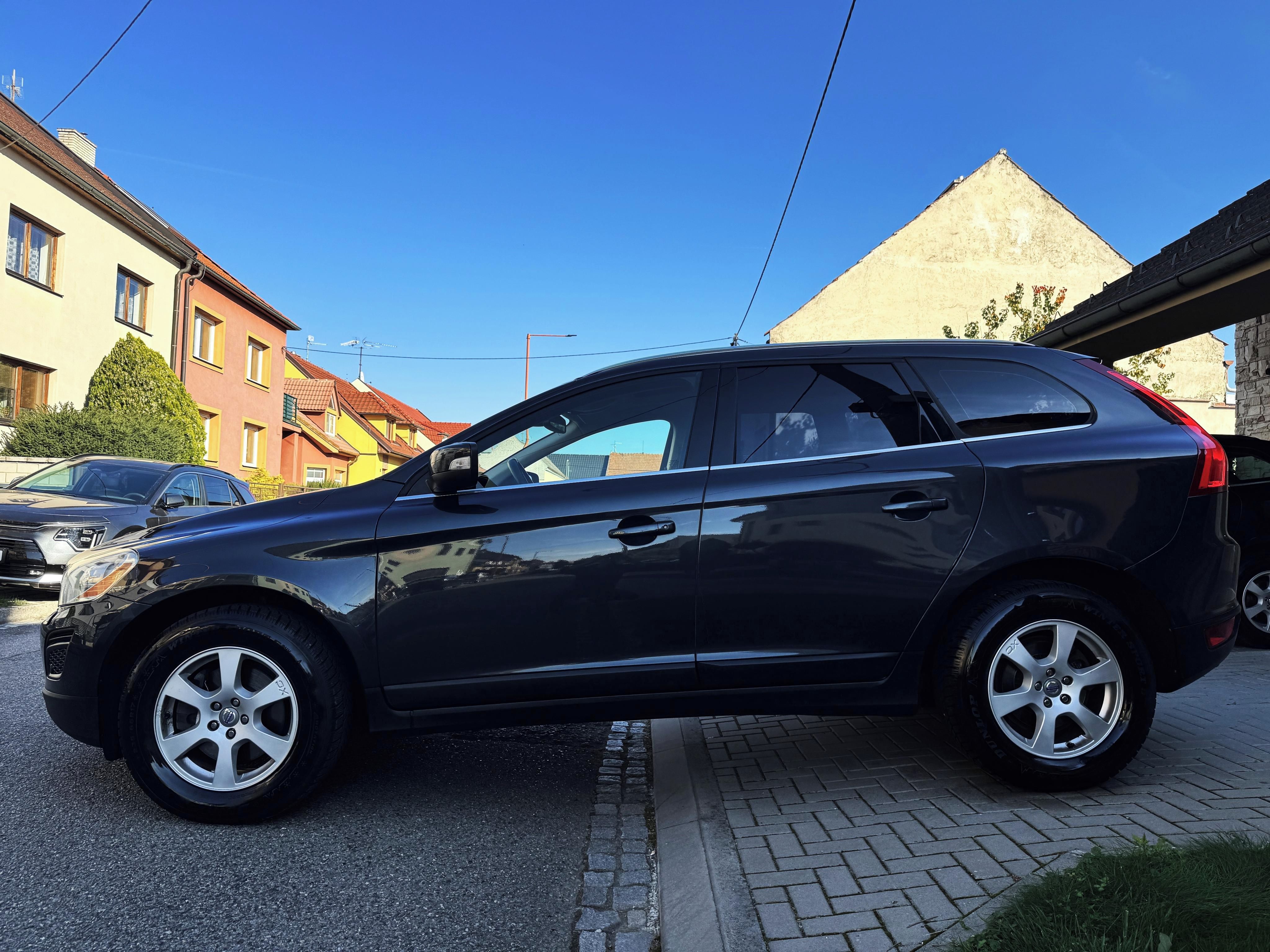 Volvo XC60, 2.4D4 4x4, KŮŽE, KAMERA, TAŽNÉ - fotka 4