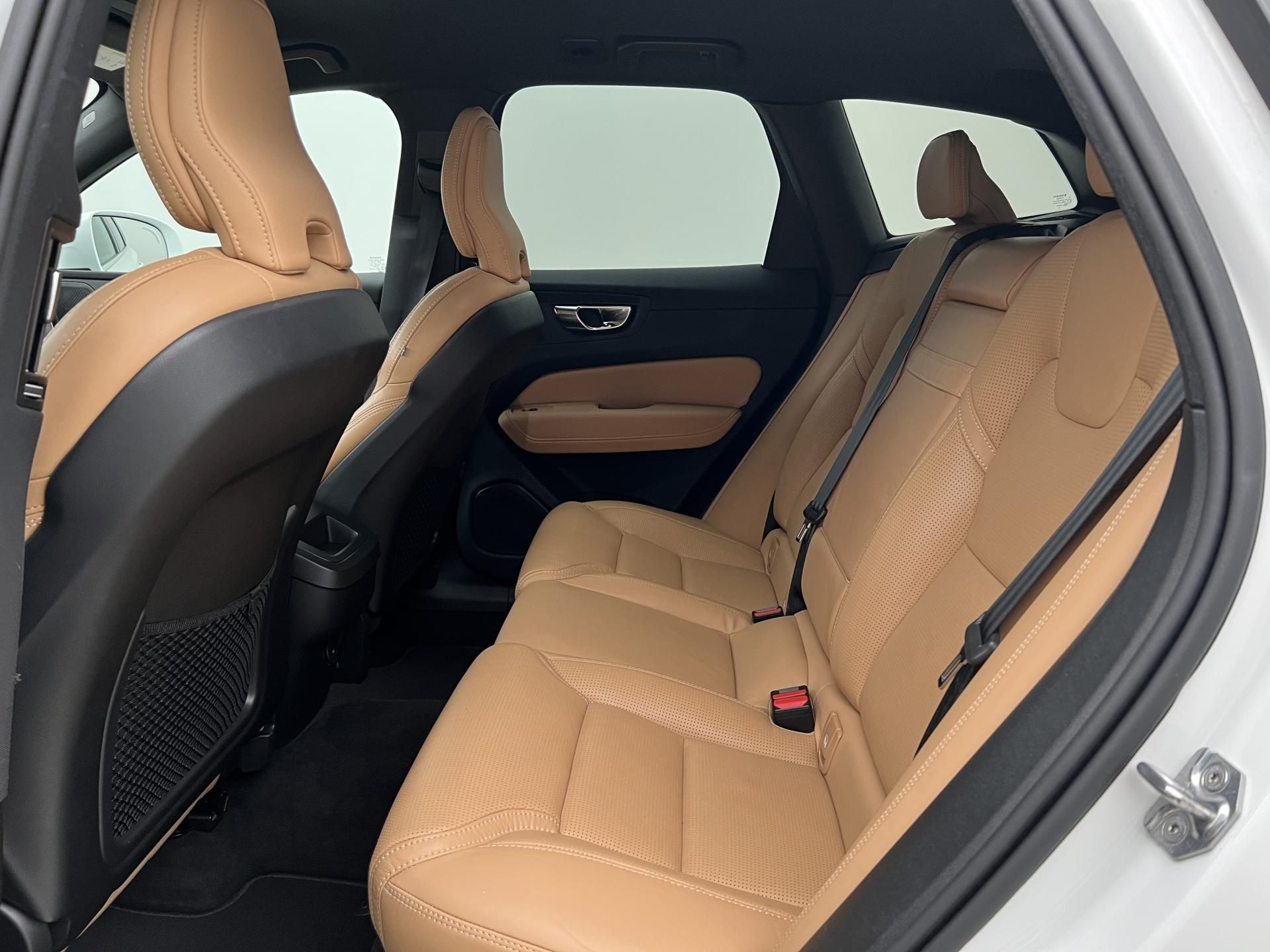 Volvo XC60, B4 AWD INSCRIPTION AUT 1.maj. - fotka 6