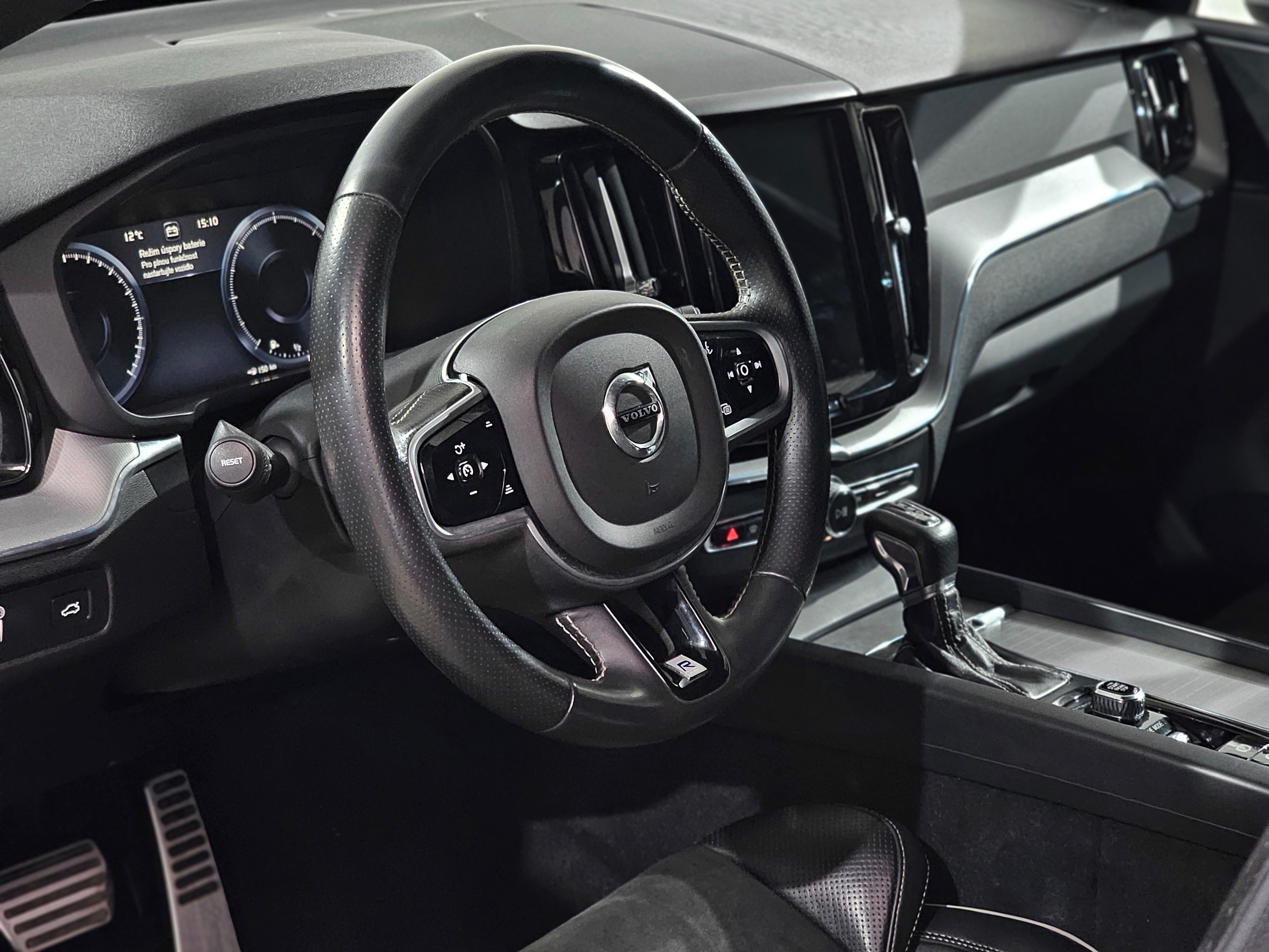 Volvo XC60, D4 140kW AWD R-Design - fotka 6
