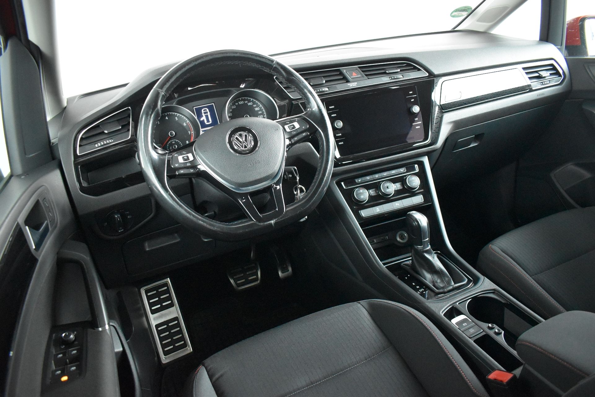 Volkswagen Touran, R-Line 1,4 TSI DSG 110kW tažné - fotka 5