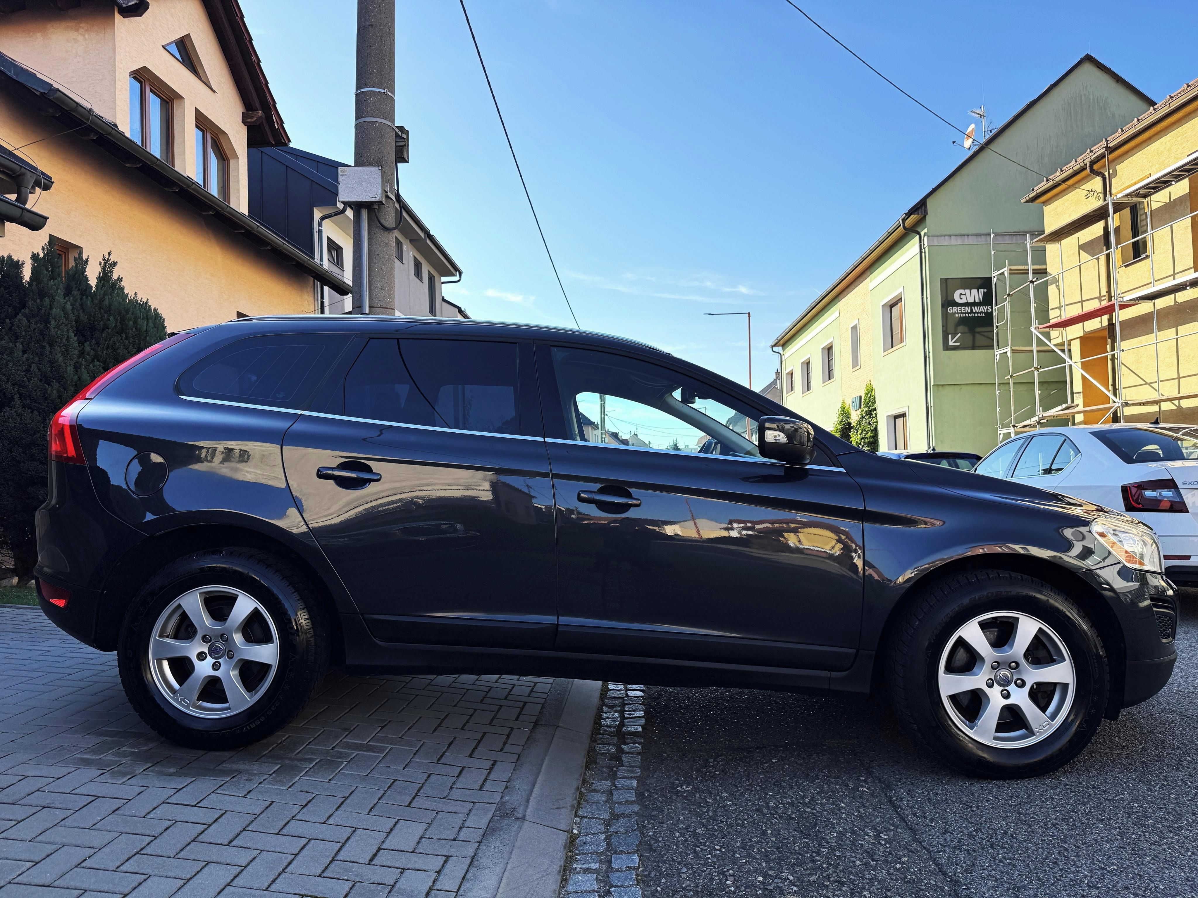 Volvo XC60, 2.4D4 4x4, KŮŽE, KAMERA, TAŽNÉ - fotka 3