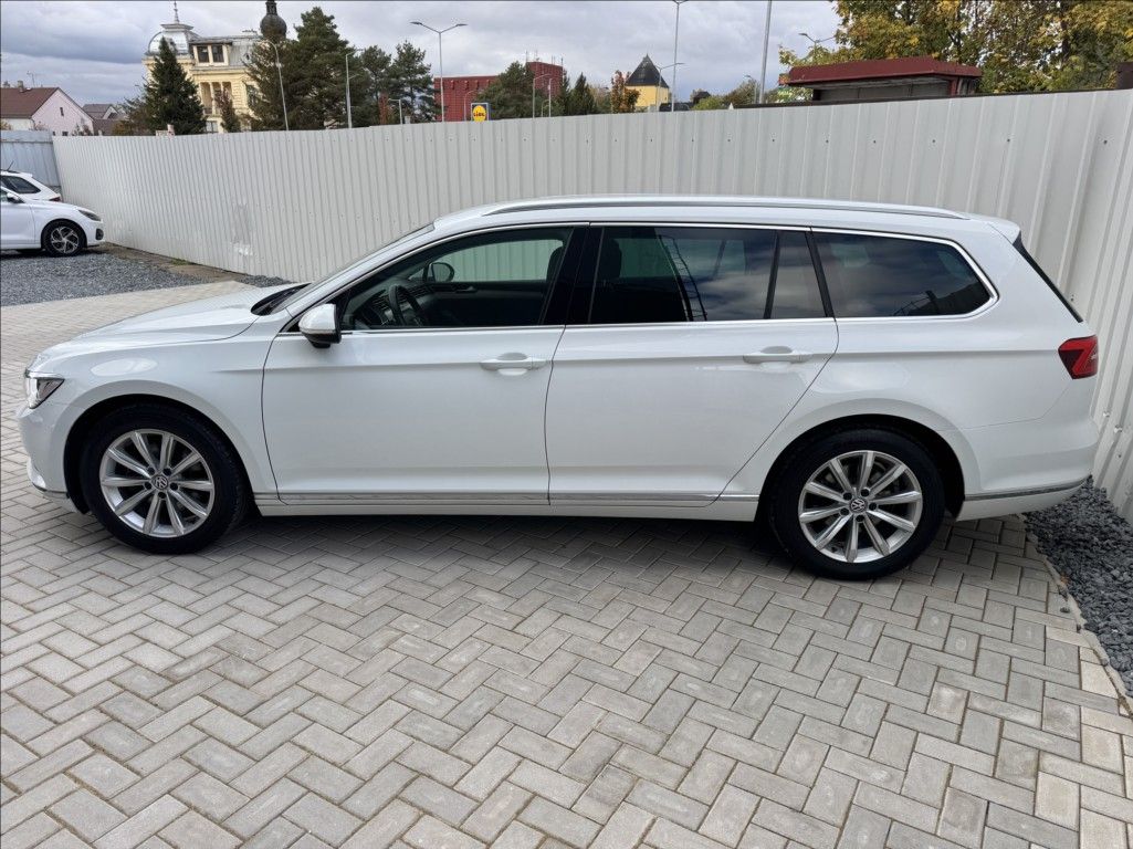 Volkswagen Passat, 2,0 TDI HIGHLINE DPH 1.maj ČR - fotka 4