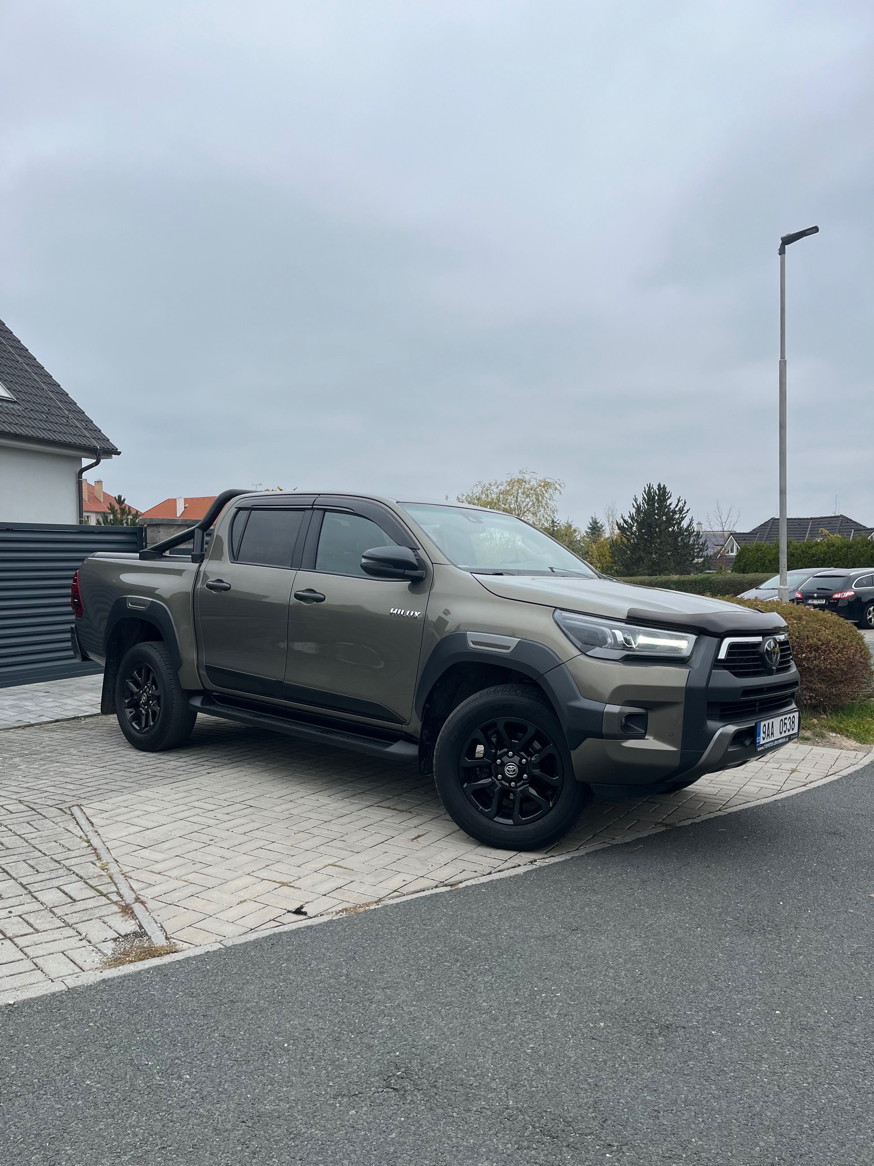 Toyota Hilux, 2.8 150 kW – INVICIBLE | 4x4 - fotka 3