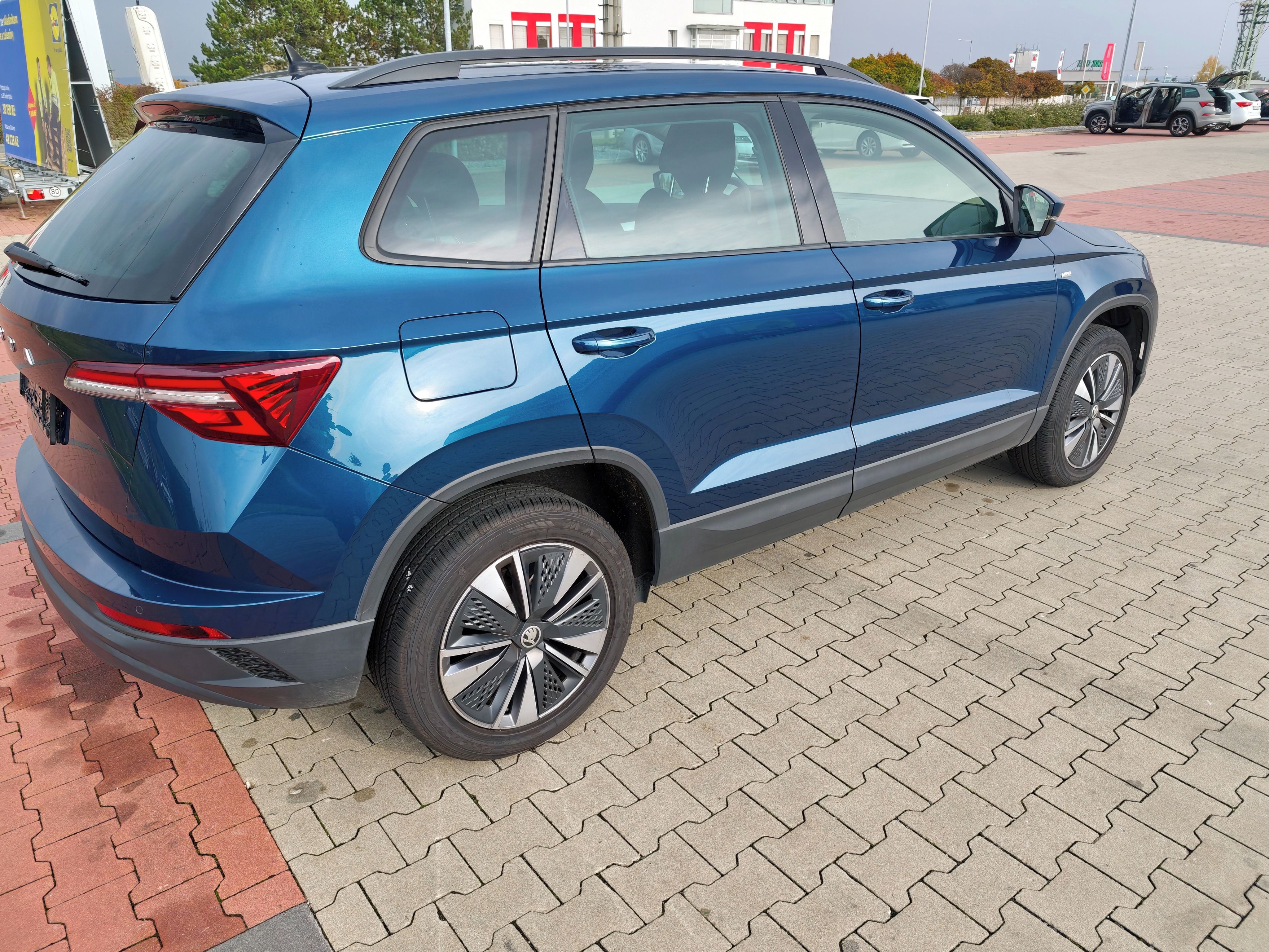 Škoda Karoq, Výbava Tour, panorama, tažné - fotka 6
