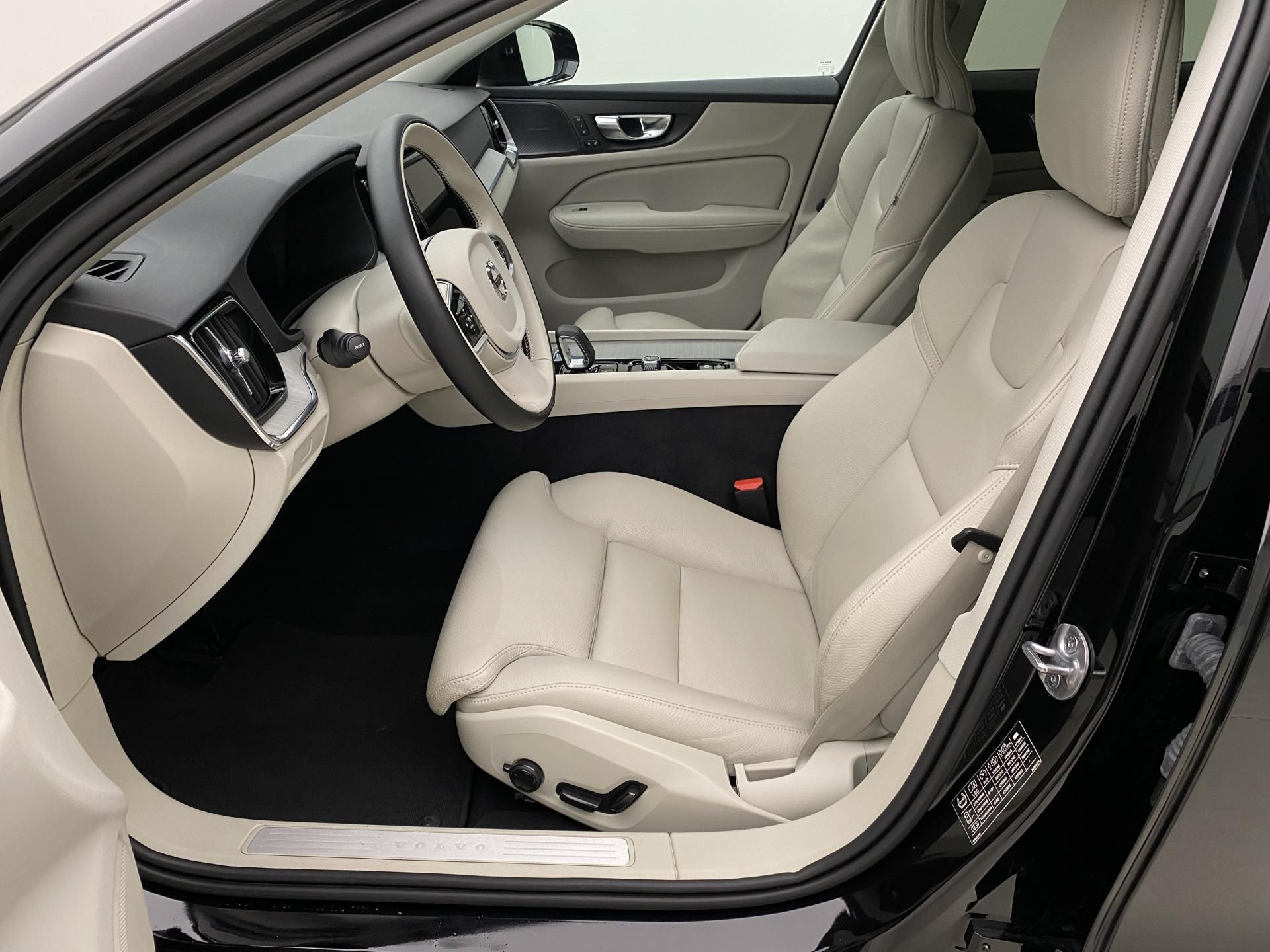 Volvo V60, B4 DARK PLUS AUT CZ - fotka 3