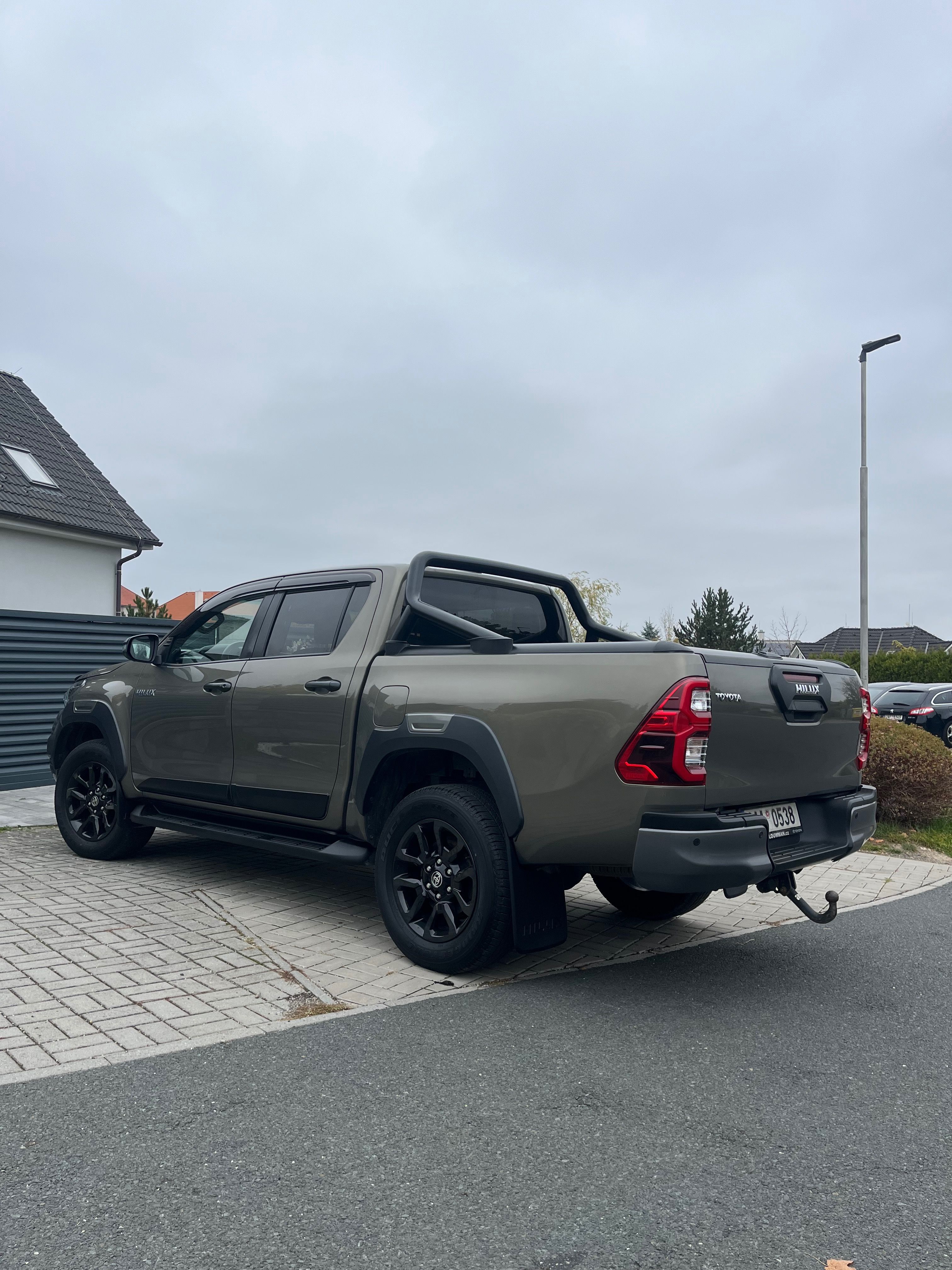 Toyota Hilux, 2.8 150 kW – INVICIBLE | 4x4 - fotka 4