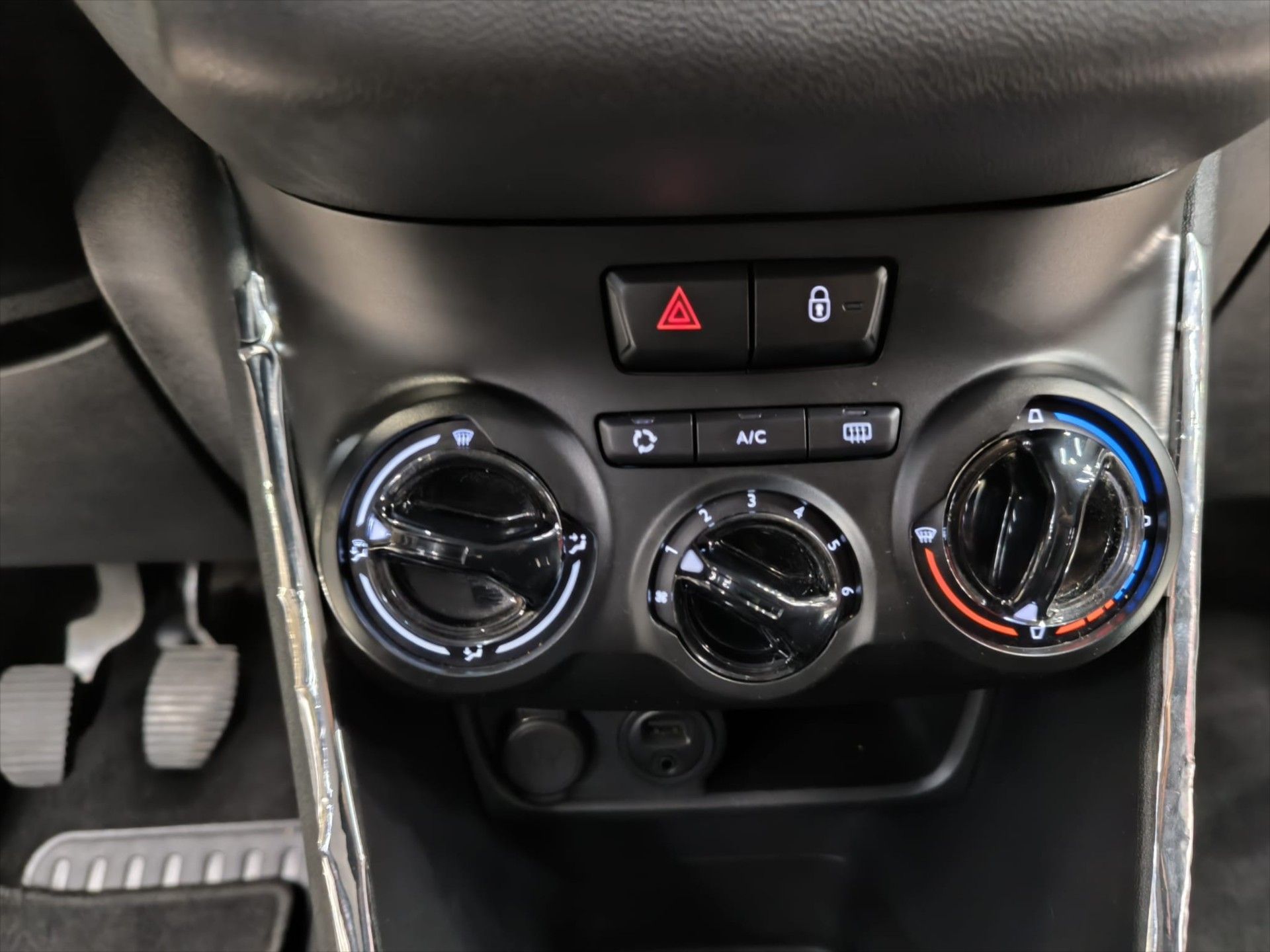 Peugeot 208, 1,2 NOVÉ ROZV  VTi 82 PURE TEC - fotka 6