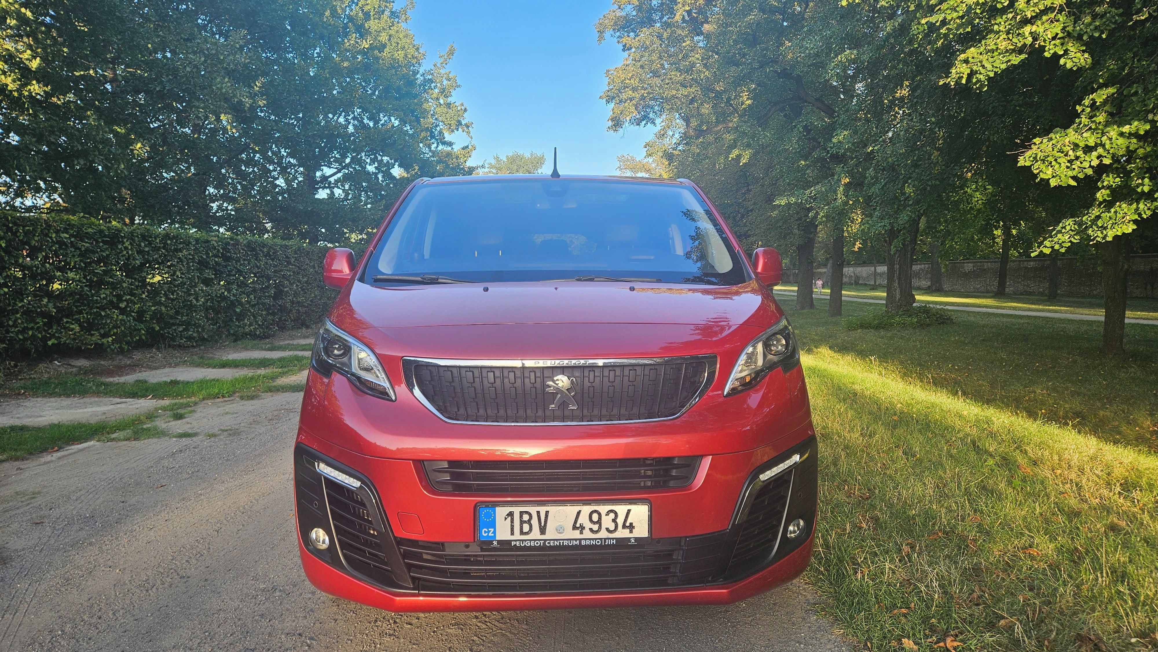 Peugeot Traveller, největší verze XL+,  8 míst - fotka 5