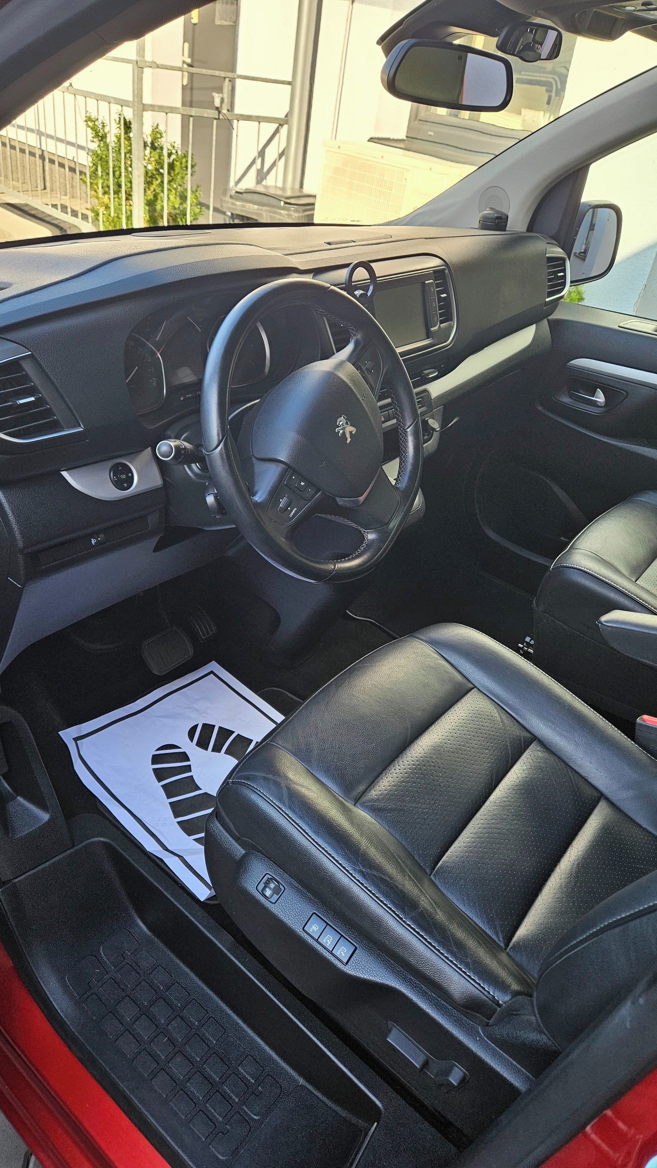 Peugeot Traveller, největší verze XL+,  8 míst - fotka 2