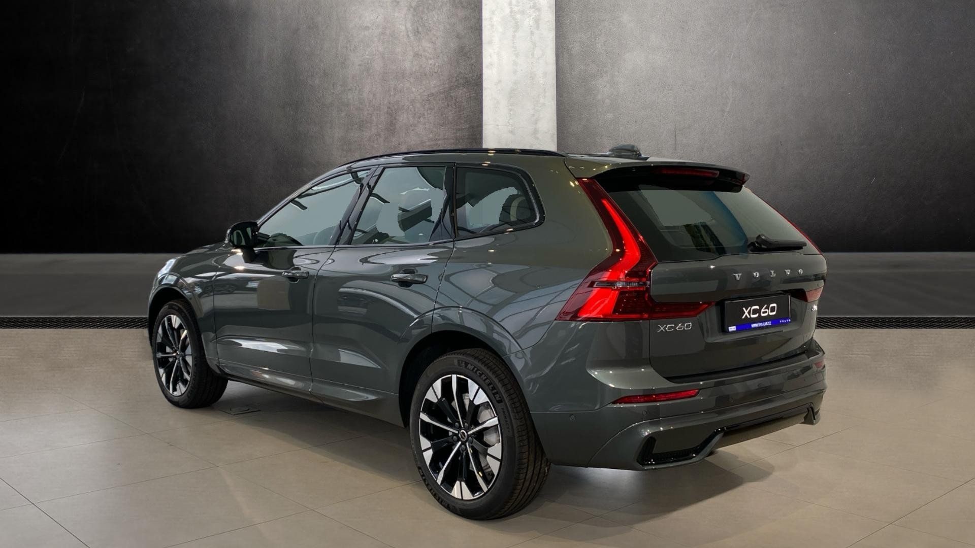 Volvo XC60, PLUS DARK, B5 AWD, 184+10 kW / - fotka 6