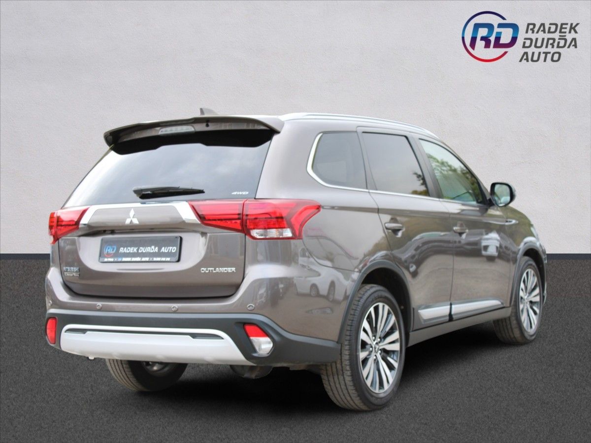 Mitsubishi Outlander, 2,0 i  A/T,4x4,7.MÍST,INSTYLE+ - fotka 5