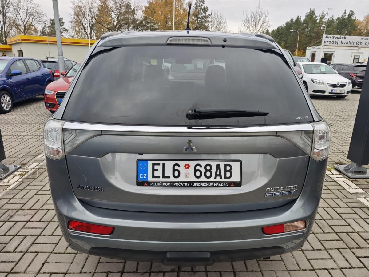 Mitsubishi Outlander, 2,0 Plug-in HYBRID  4x4 INTENS - fotka 5