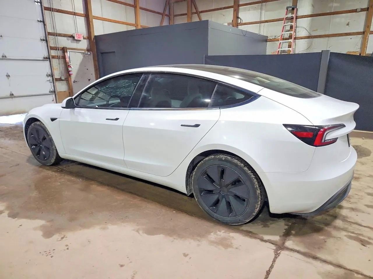 Tesla Model 3, Auto na cestě - fotka 3