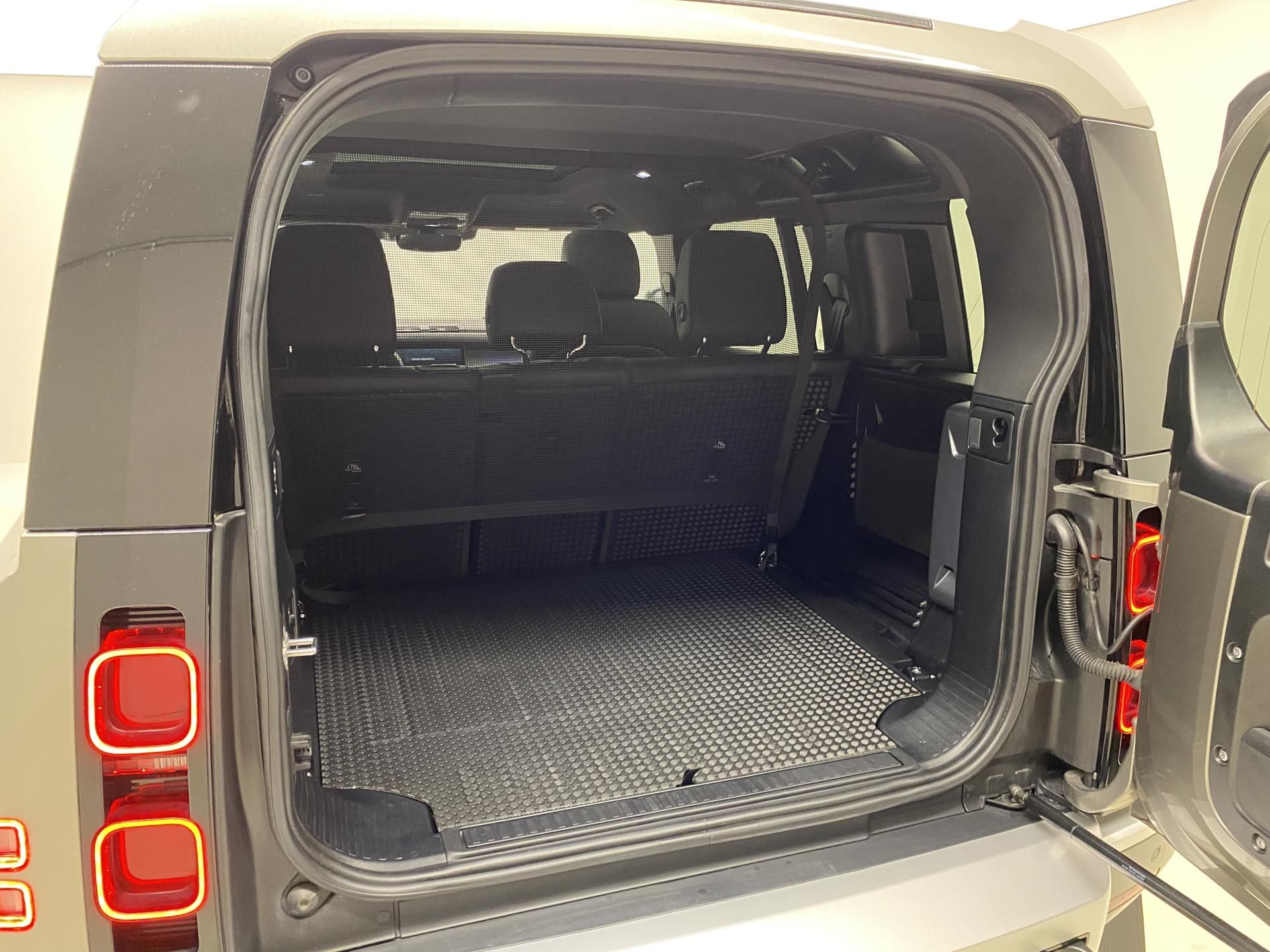 Land Rover Defender, 110 D300 SE AWD AUT CZ - fotka 6