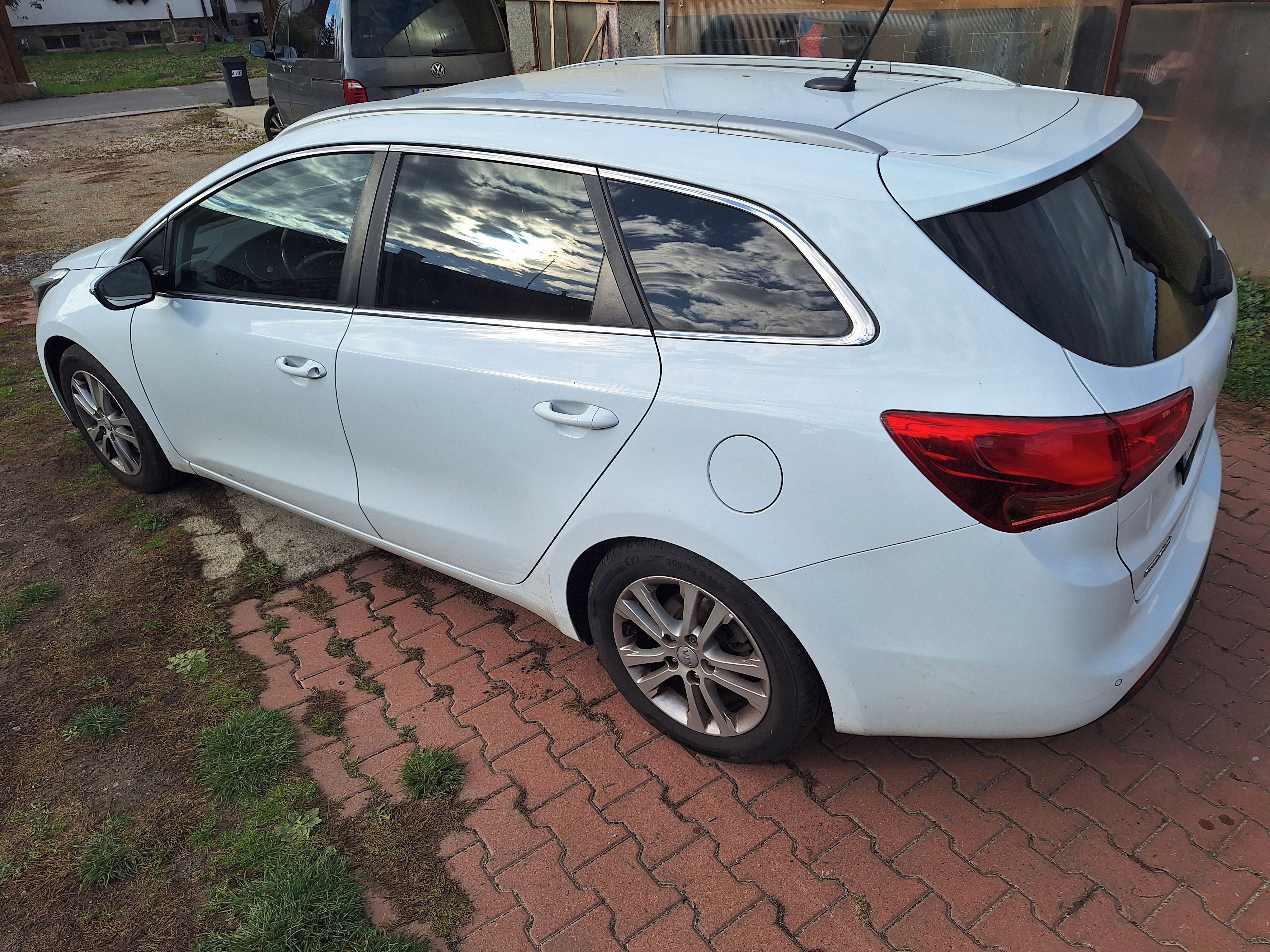 Kia Cee´d, Benzín 1.6 99kw combi - fotka 3