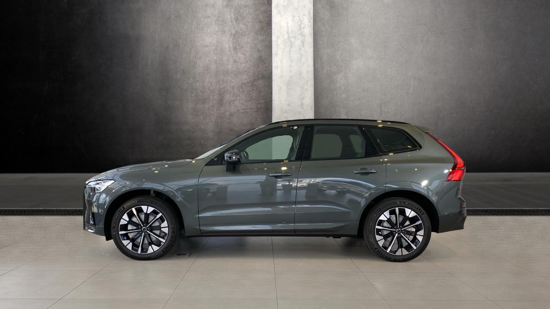 Volvo XC60, PLUS DARK, B5 AWD, 184+10 kW / - fotka 3
