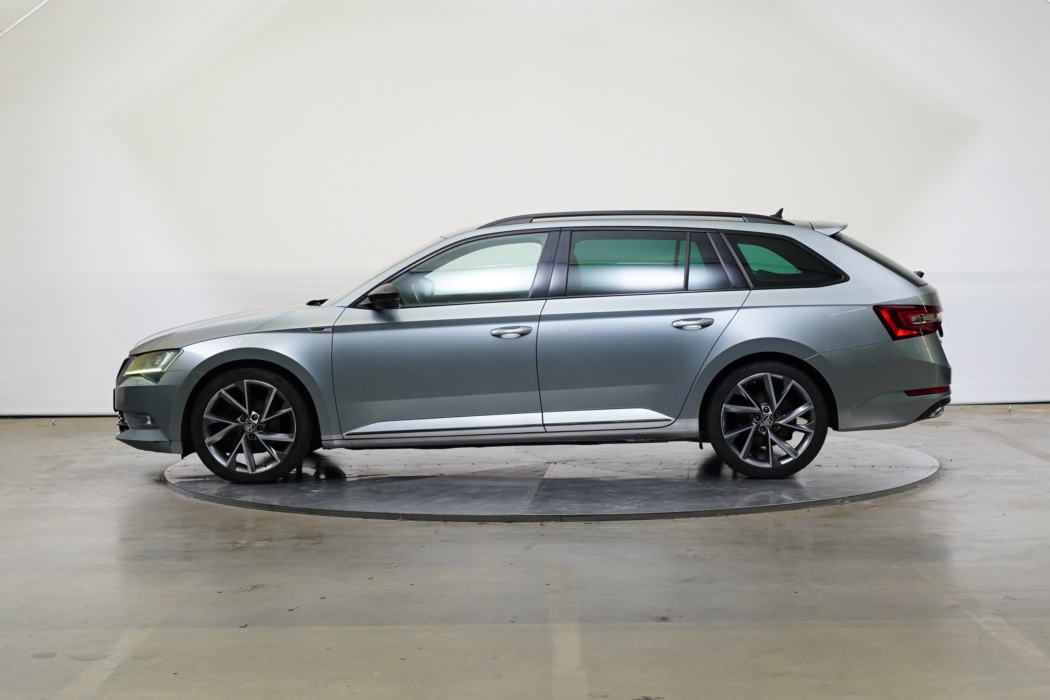 Škoda Superb, 2.0 TDI 110 kW DSG Sportline - fotka 3