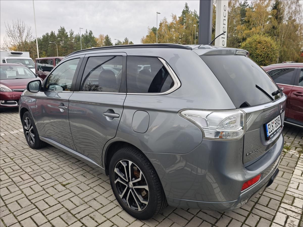 Mitsubishi Outlander, 2,0 Plug-in HYBRID  4x4 INTENS - fotka 4