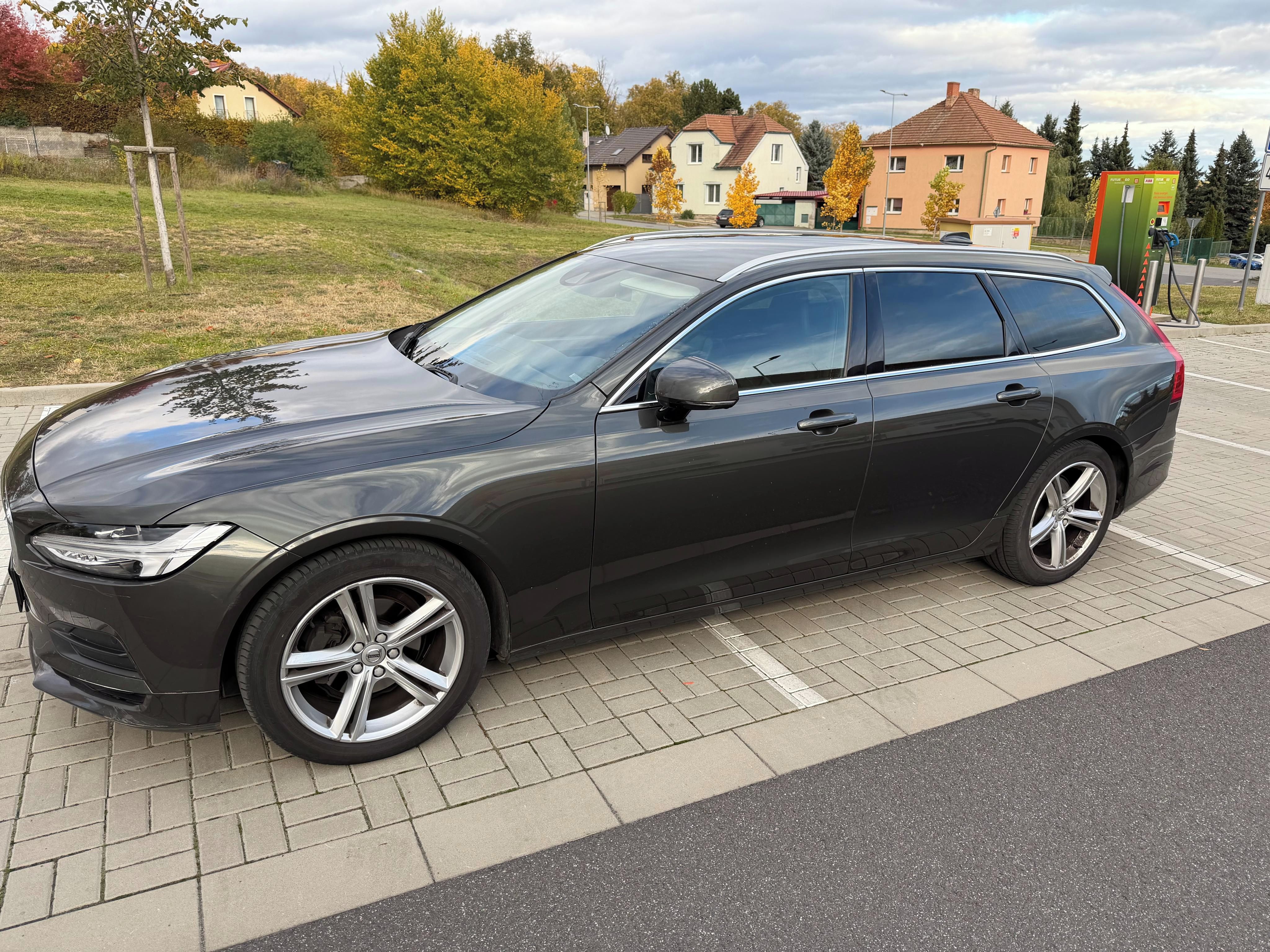 Volvo V90, 2.0 D4 Drive-E Momentum Auto - fotka 2