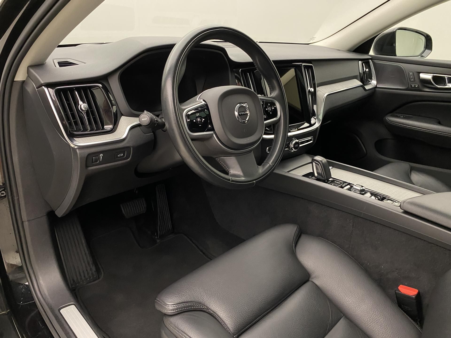 Volvo V60, CC B5 AWD MOMENTUM AUT - fotka 4